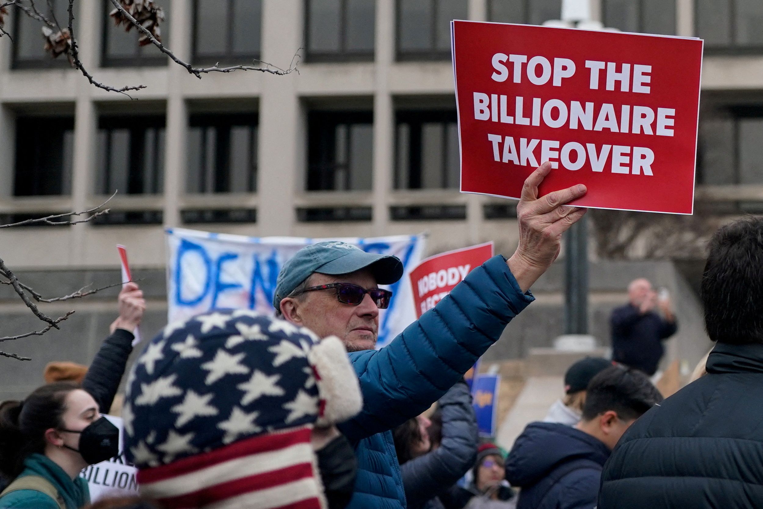Proteste in Washington D. C. am 5. Februar 2025. Ein Mann hält ein Schild hoch auf dem 