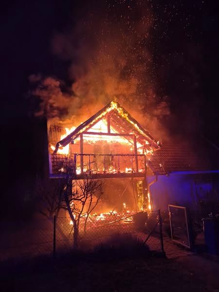 Insgesamt 135 Feuerwehrleute kämpften gegen die Flammen.