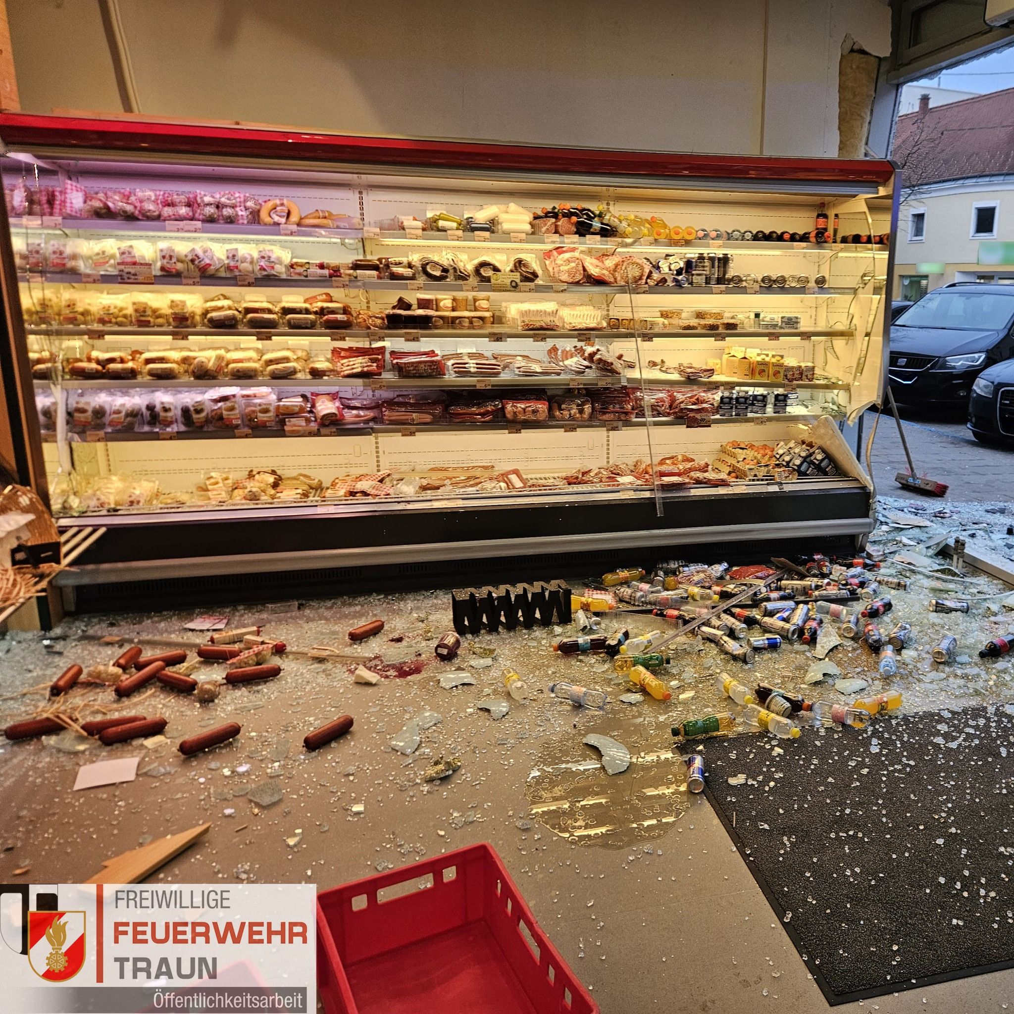 Unzählige kaputte Flaschen und Würste am Boden: Die Zerstörung in Traun war gewaltig.