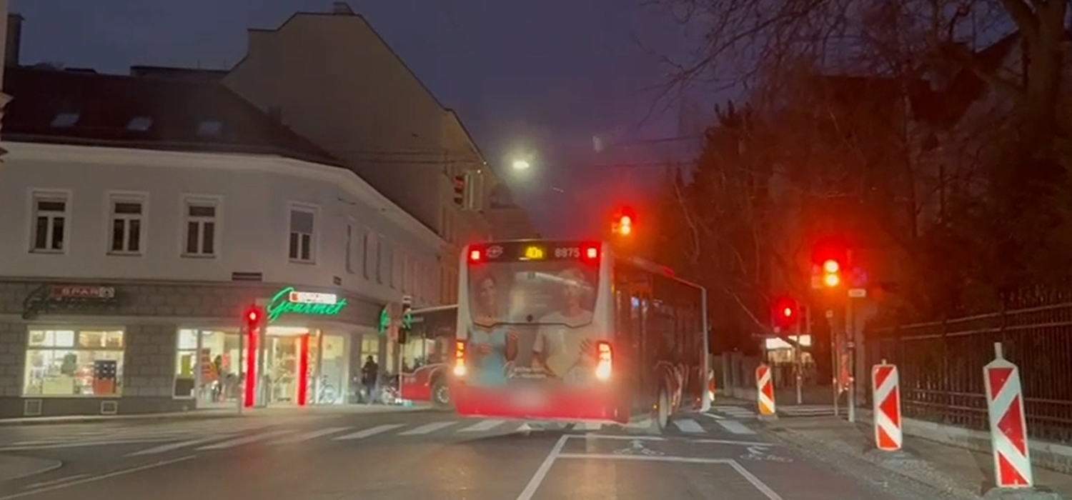 Mehrere Ampelperioden dauerte es, bis der Buslenker schließlich die Kurve packte.