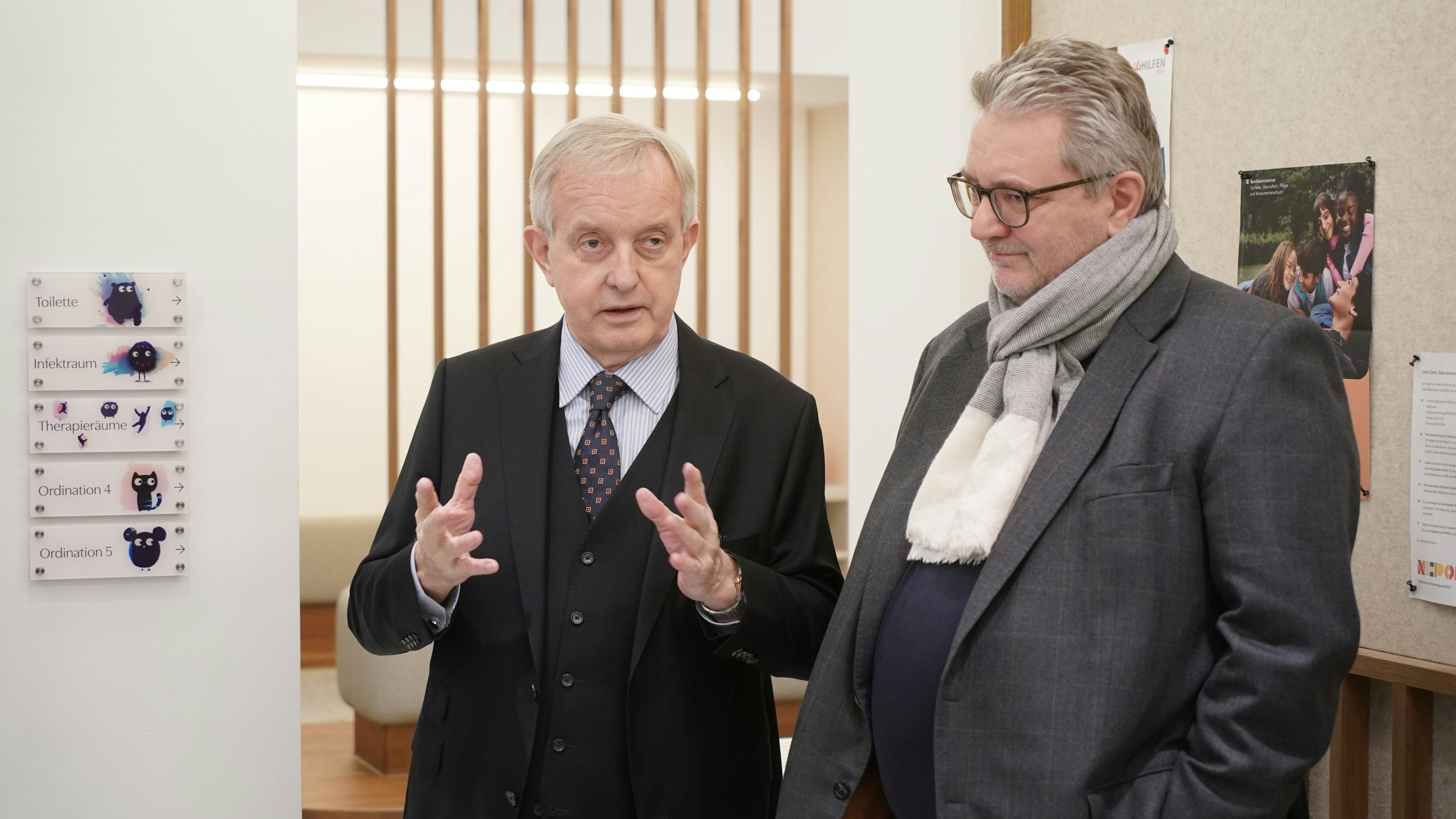 ÖÄK-Präsident Johannes Steinhart und Gesundheits-Stadtrat Peter Hacker machten sich vor Ort ein Bild.