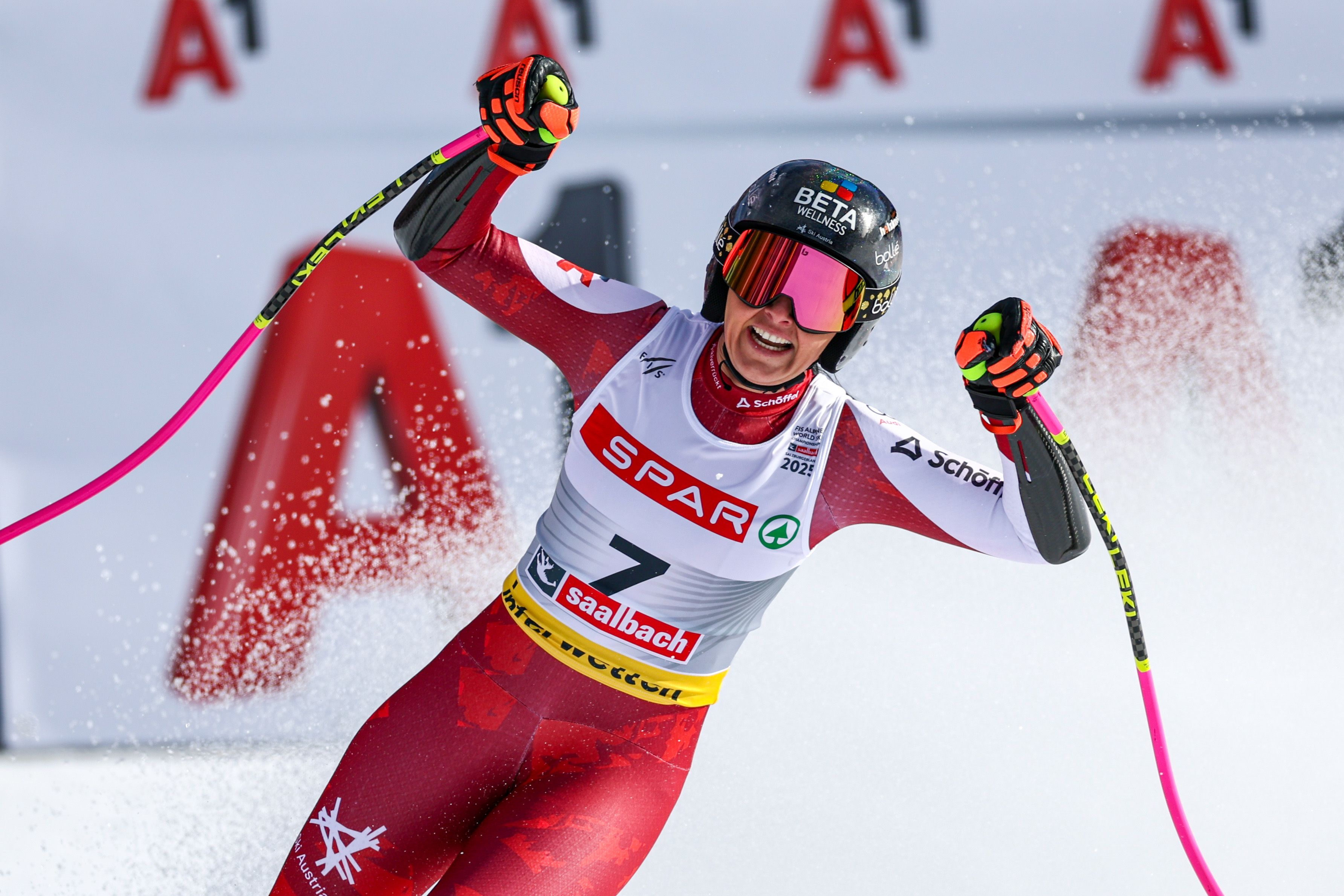 Venier feiert Gold im Ziel von Saalbach.