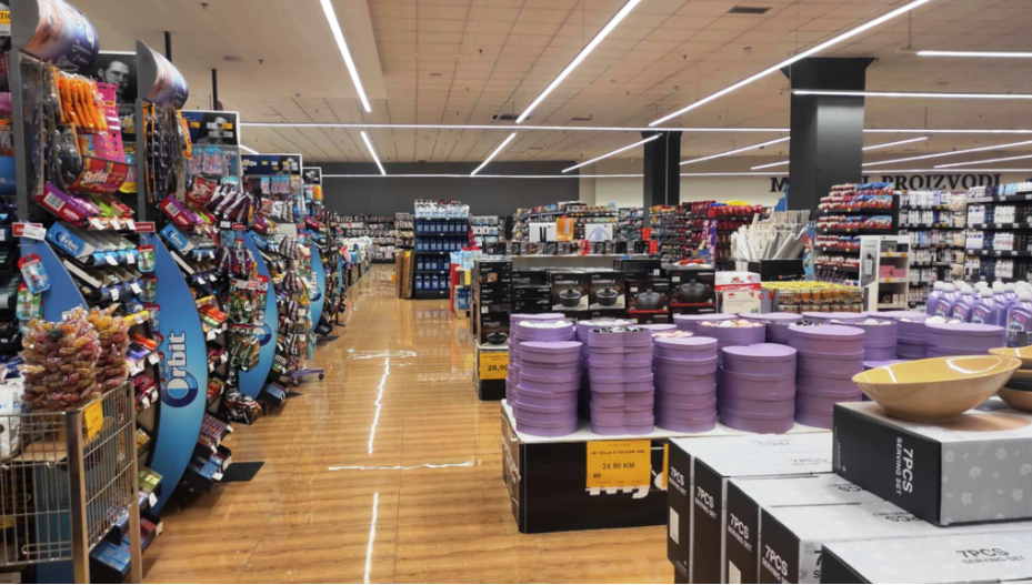 Massen-Boykott am Balkan! Kunden meiden Supermärkte.