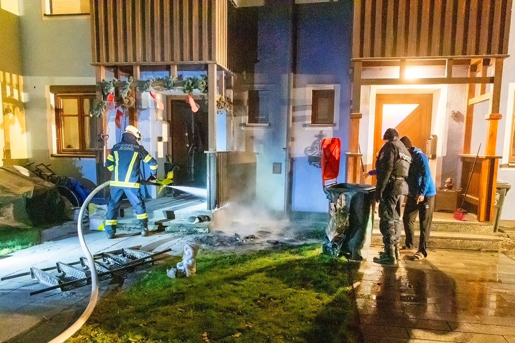 Drei Personen wurden bei dem Brand verletzt. Zwei Kinder konnten sich aus dem Haus retten.