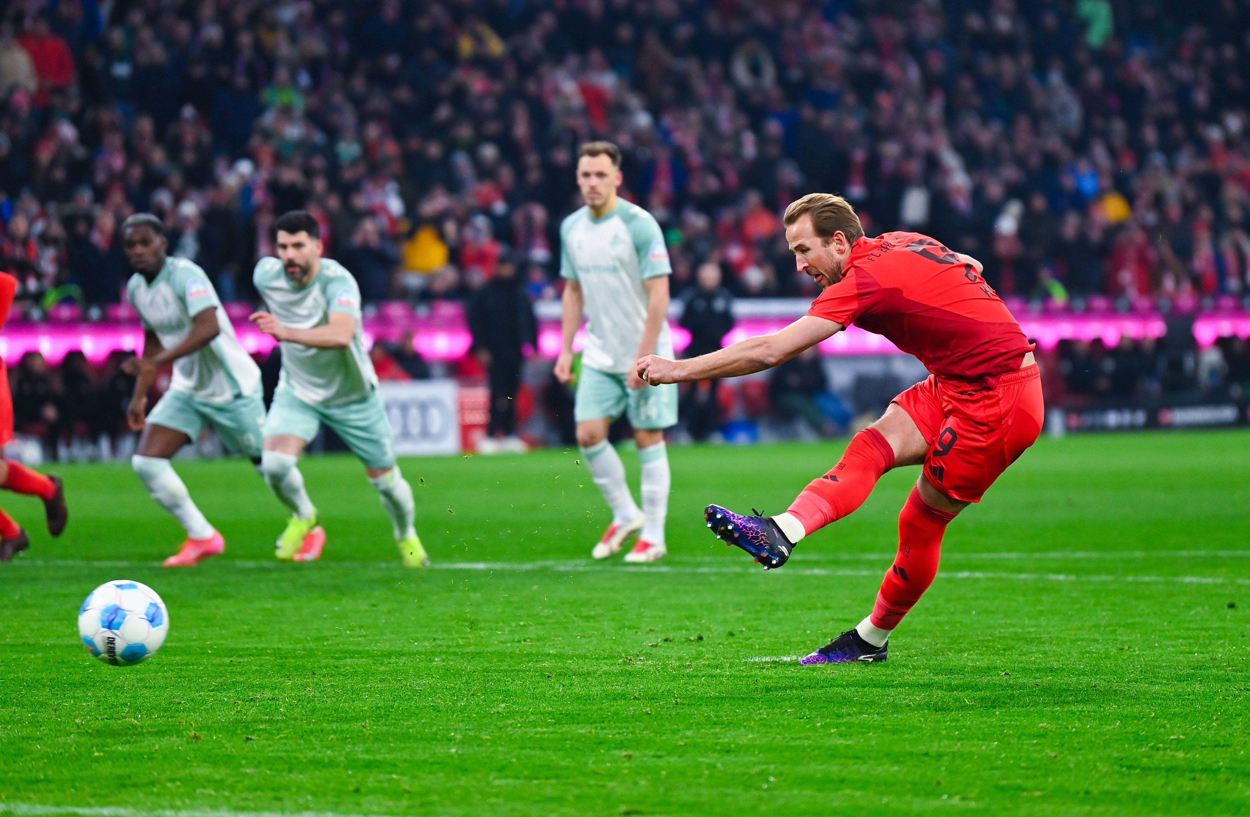 Harry Kane schlägt vom Punkt zu.