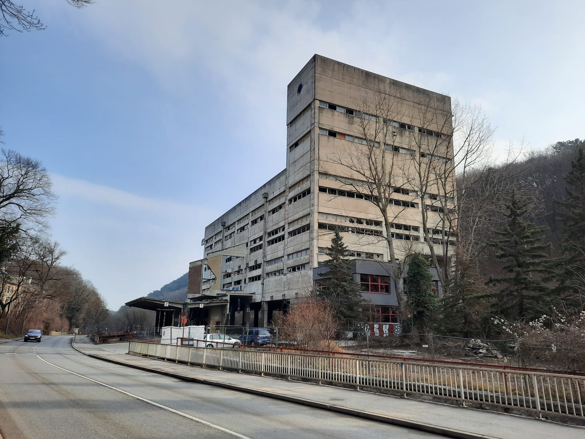Eine 15-Jährige stürzt am Donnerstagabend aus dem fünften Stock in den Tod.