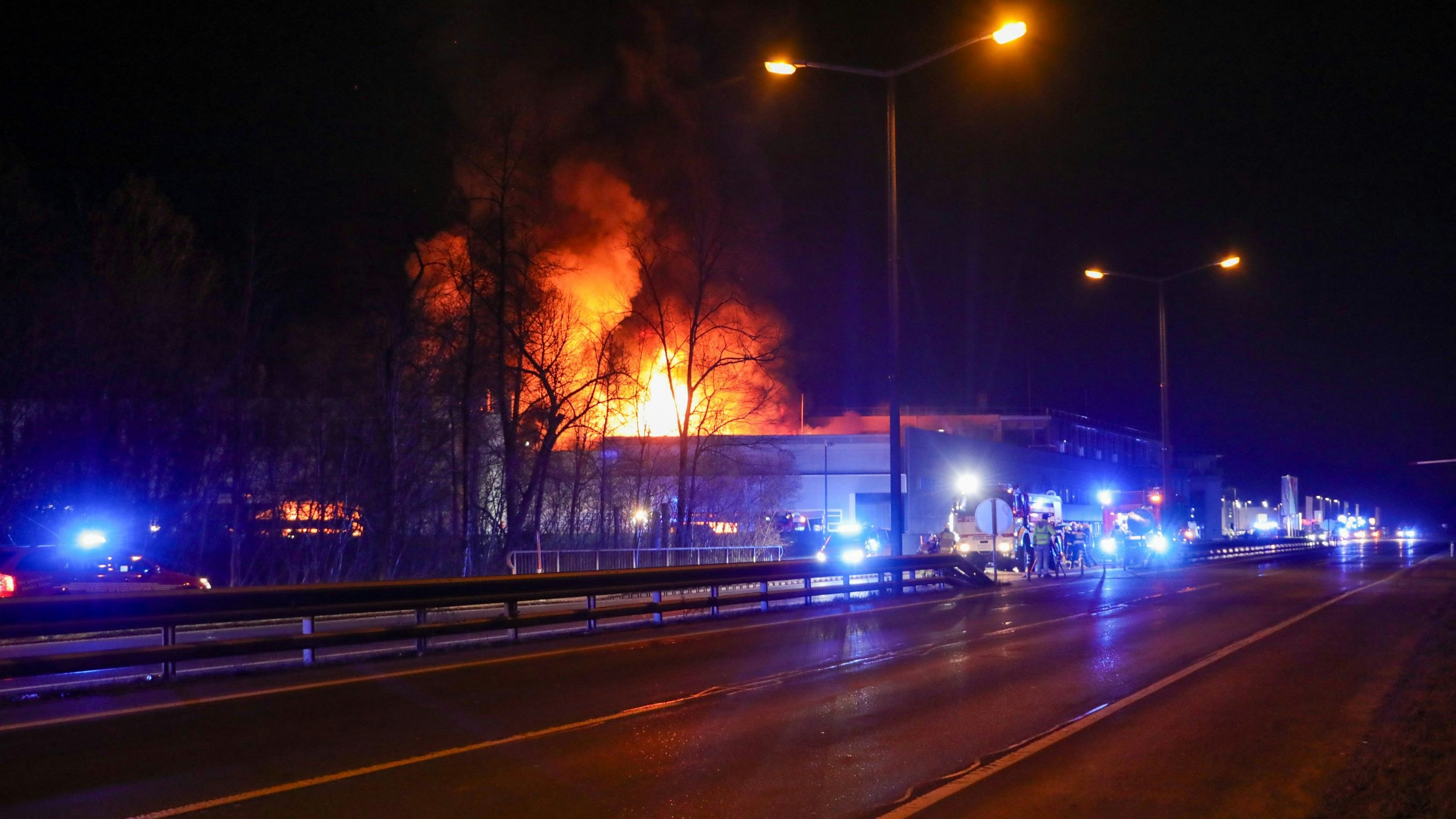 Großbrand in Firma MACO Beschläge. Chemiehalle ist mit betroffen