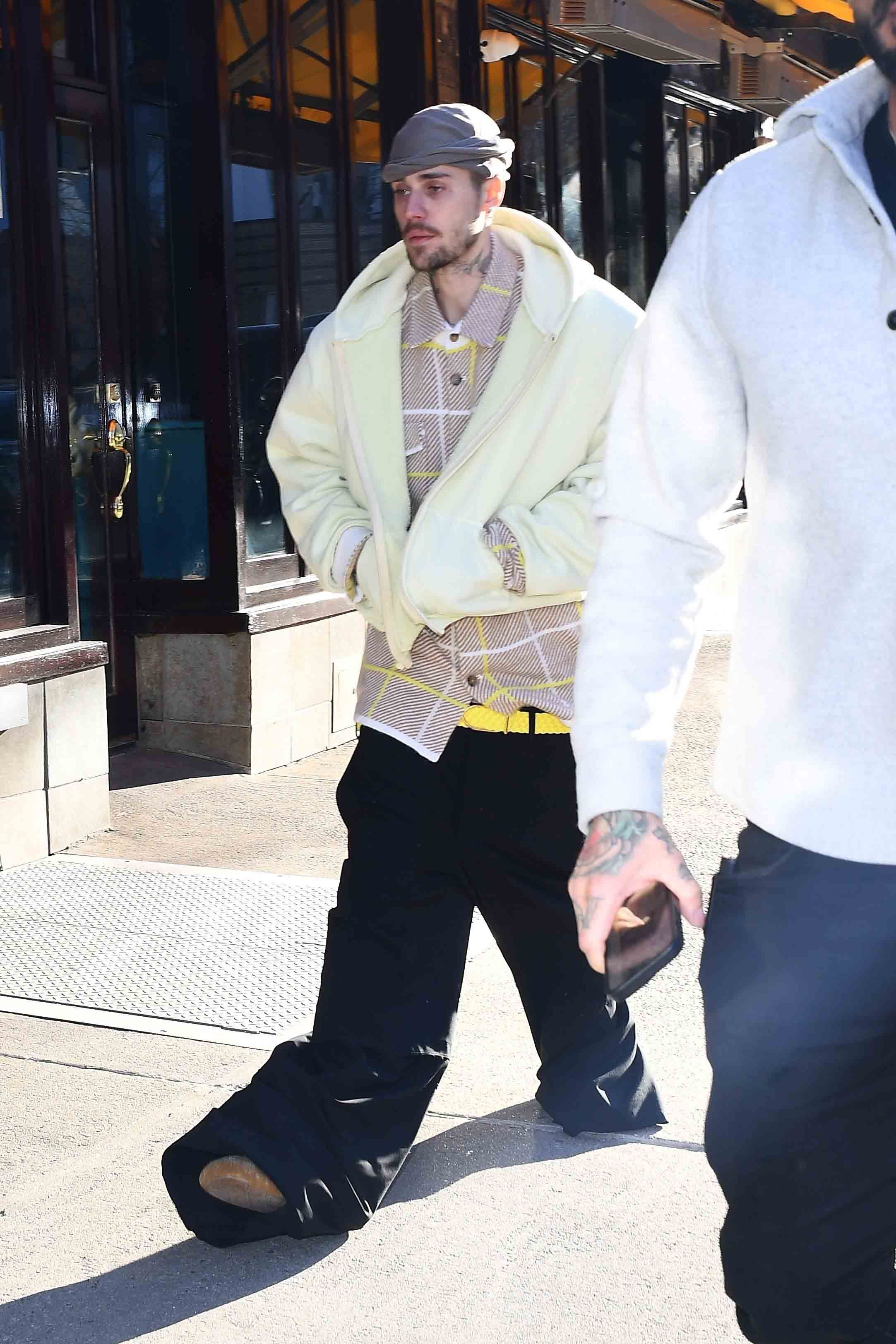 Justin Bieber sah erschöpft und müde aus, als er zum Mittagessen in die Bar Pitti in New York ging.