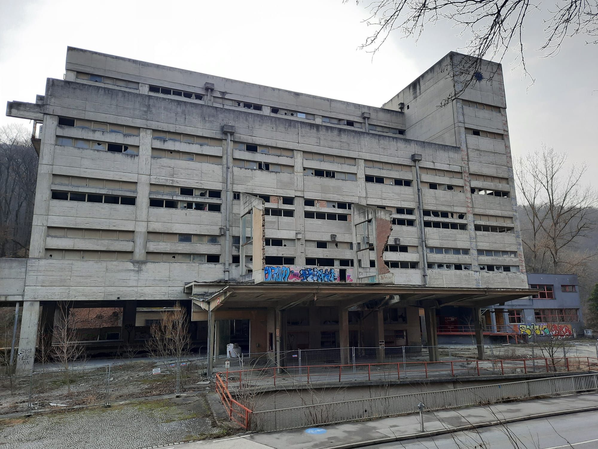 In diesem ehemaligen Zementwerk Kaltenleutgeben kam es zur Tragödie. (Symbolbild)