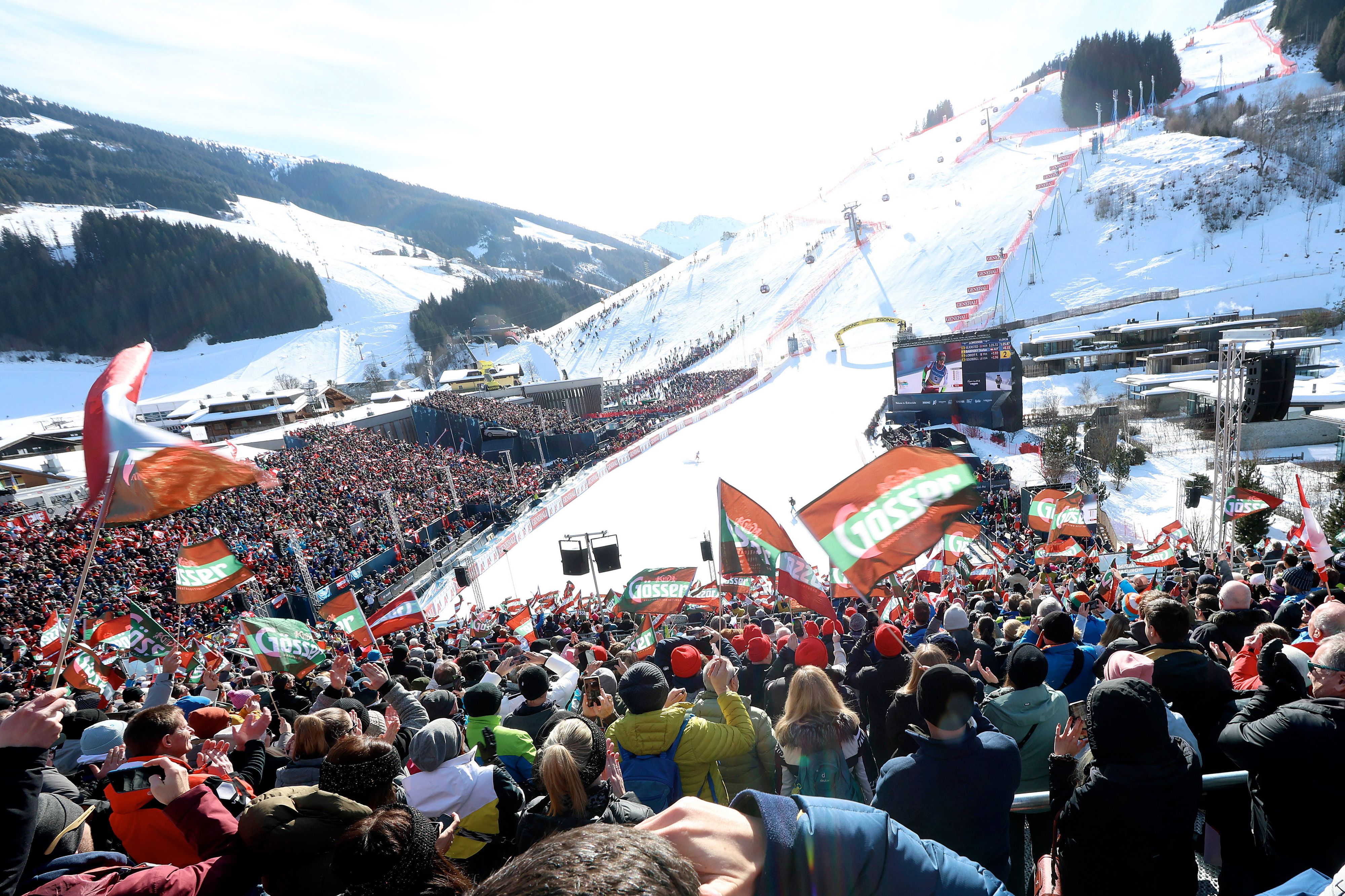 Das rot-weiß-rote Fahnenmeer in Saalbach.