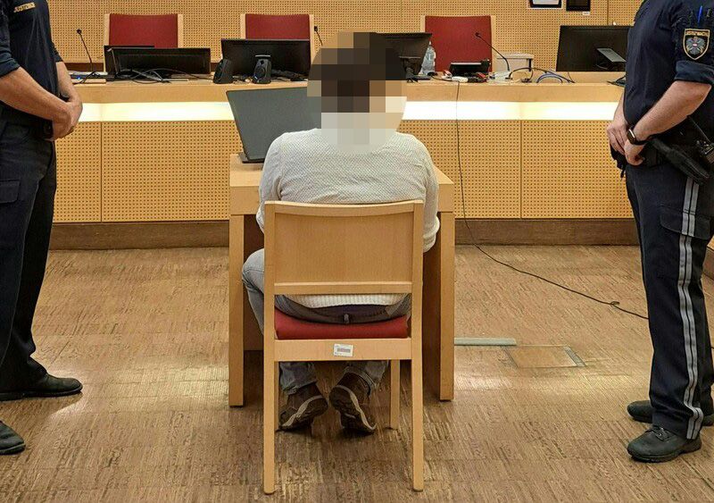 Ein 37-Jähriger hat sich wegen einer Geiselnahme im AMS Gmunden vor dem Landesgericht Wels verantworten müssen.