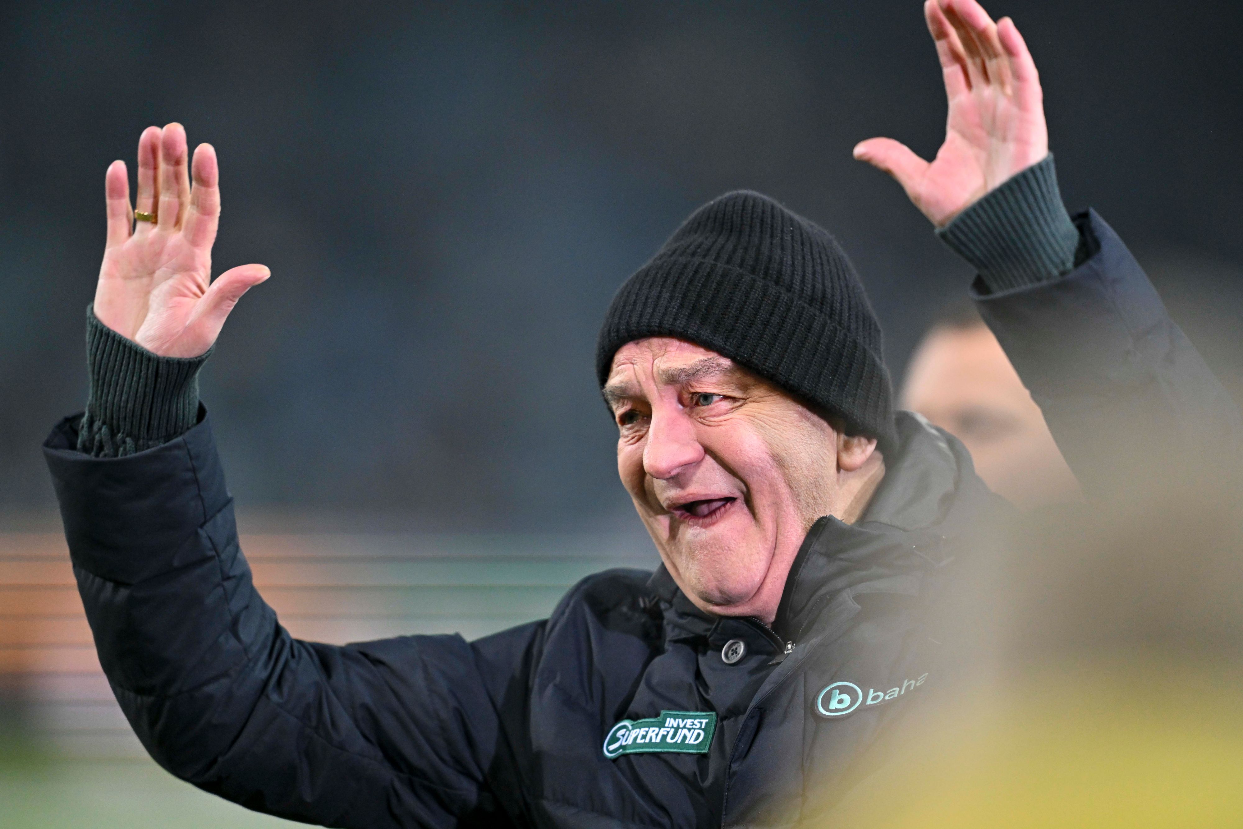 Austria-Ikone Herbert Prohaska grüßt die mitgereisten Fans der Wiener im bitterkalten Grazer Stadion.