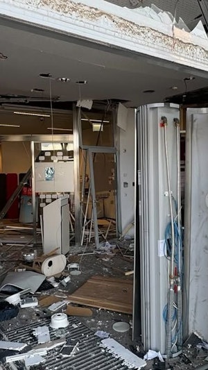 Bankomatsprengung Wien: Zwei Täter sprengen Bankomaten in Döbling, flüchten ohne Beute. Polizei startet Großfahndung, Ermittlungen laufen.