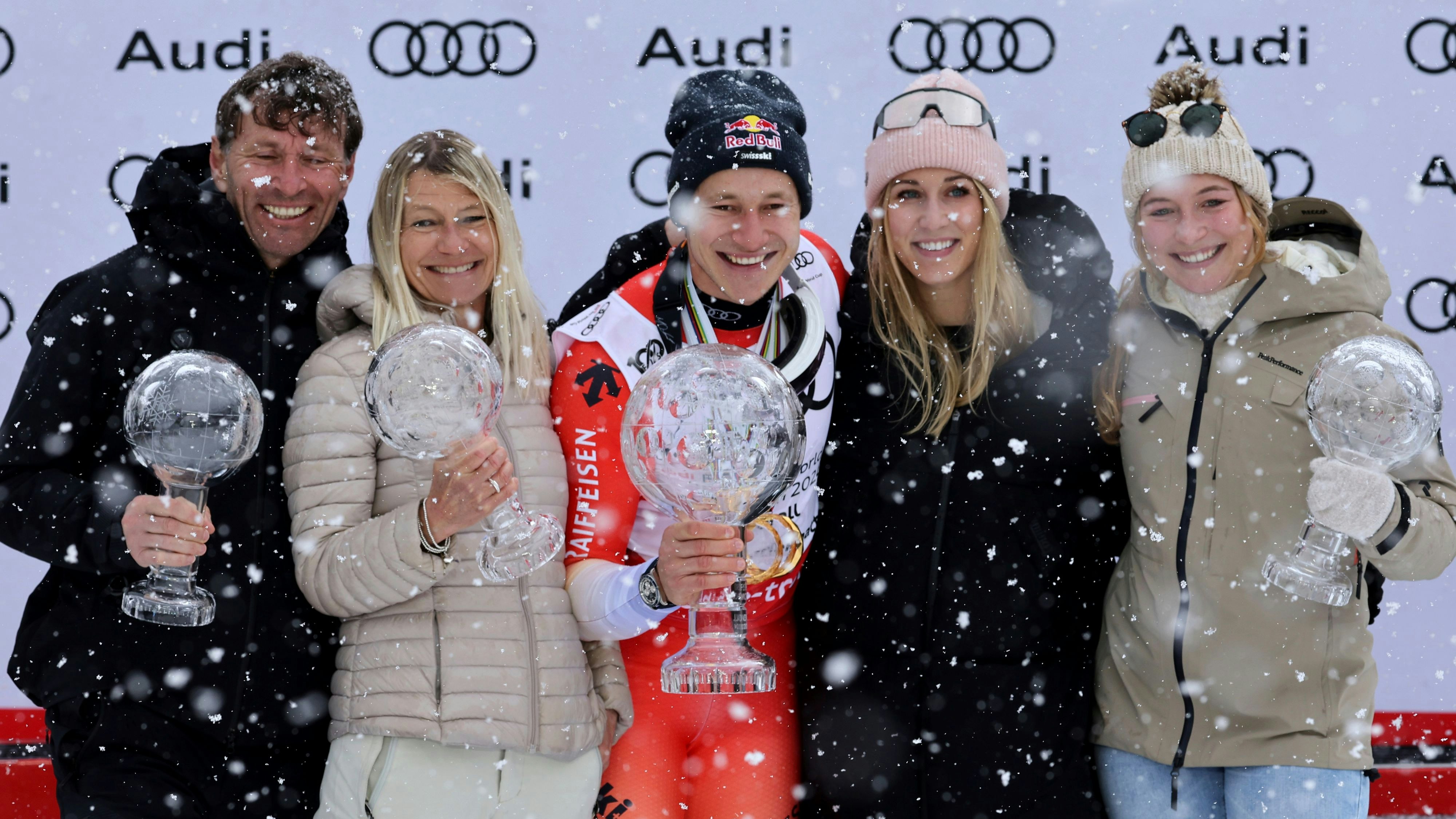 Papa Walther, Mama Priska, Freundin Stella und Schwester Alina feierten im Frühjahr die Kristallkugeln mit Marco Odermatt.
