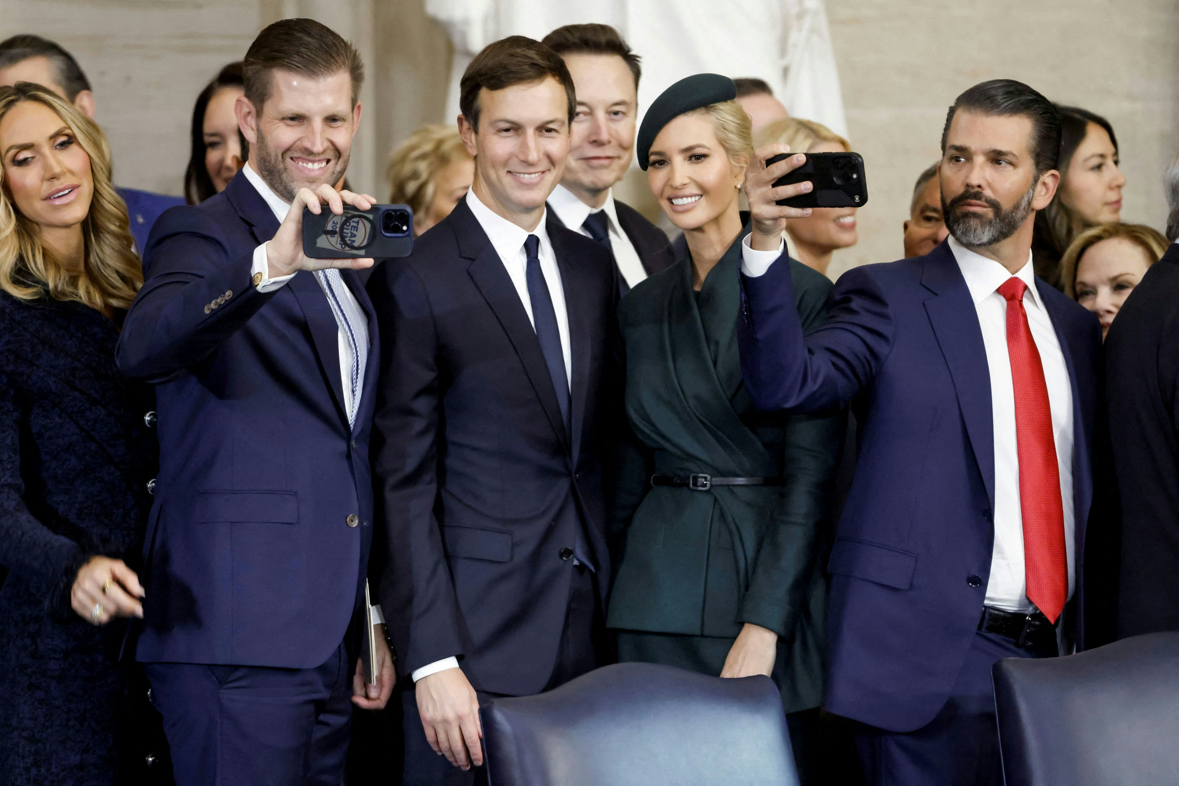 Die Trumps und ich: Lara, Eric, Ivanka und Donald Trump Jr. mit Elon Musk im Kapitol bei der Angelobung ihres (Schwieger-)Vaters