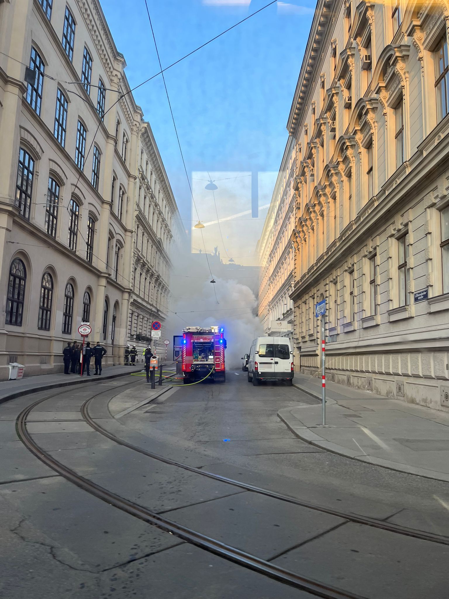 Eine Rauchwolke stieg von dem brennenden PKW auf.