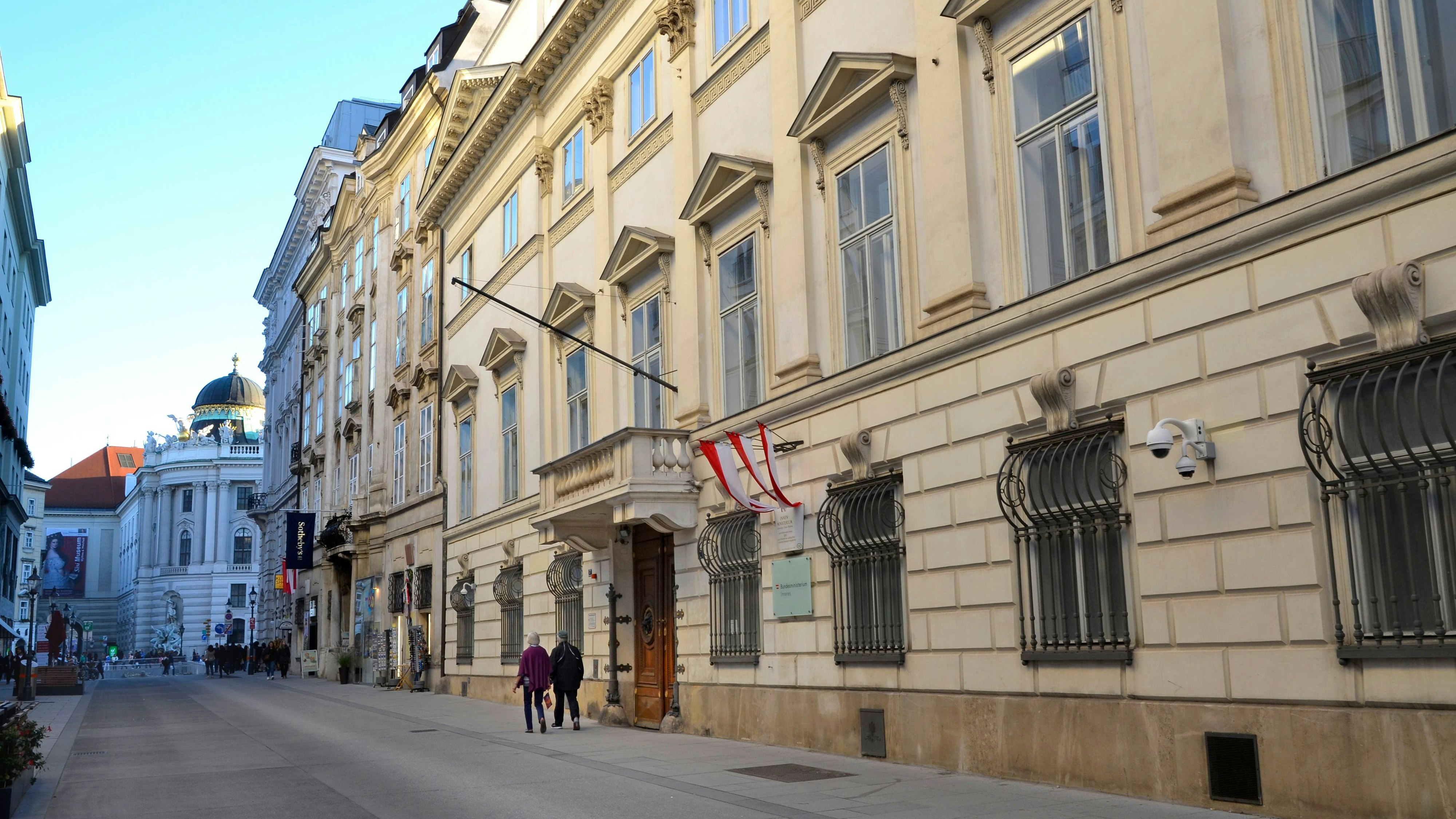 Jetzt liegt sogar eine Zerschlagung des Innenministeriums am Tisch. 