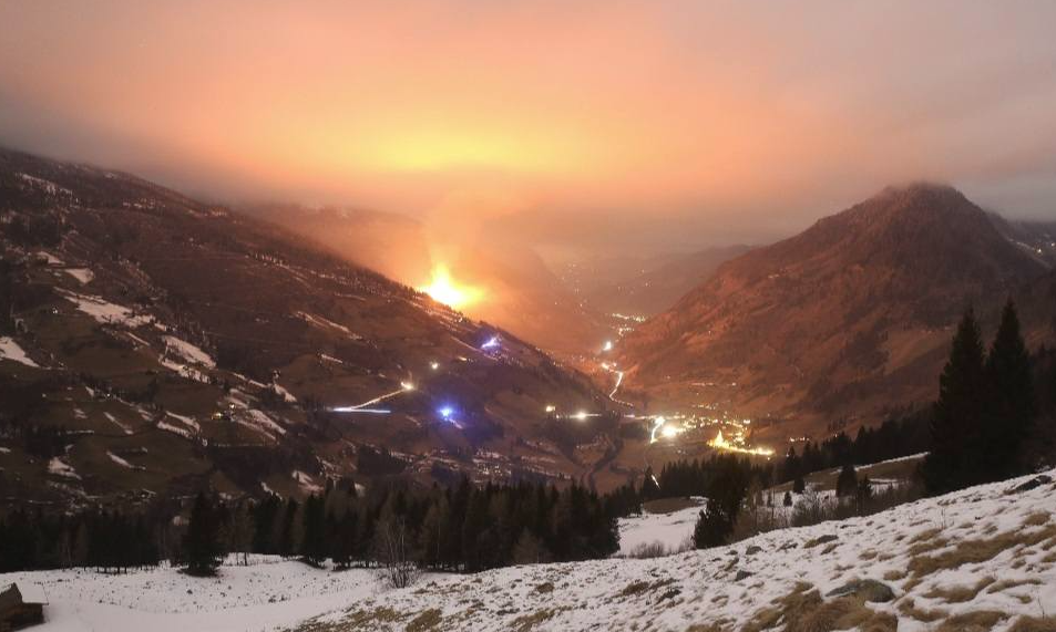 Das Feuer war kilometerweit zu sehen.