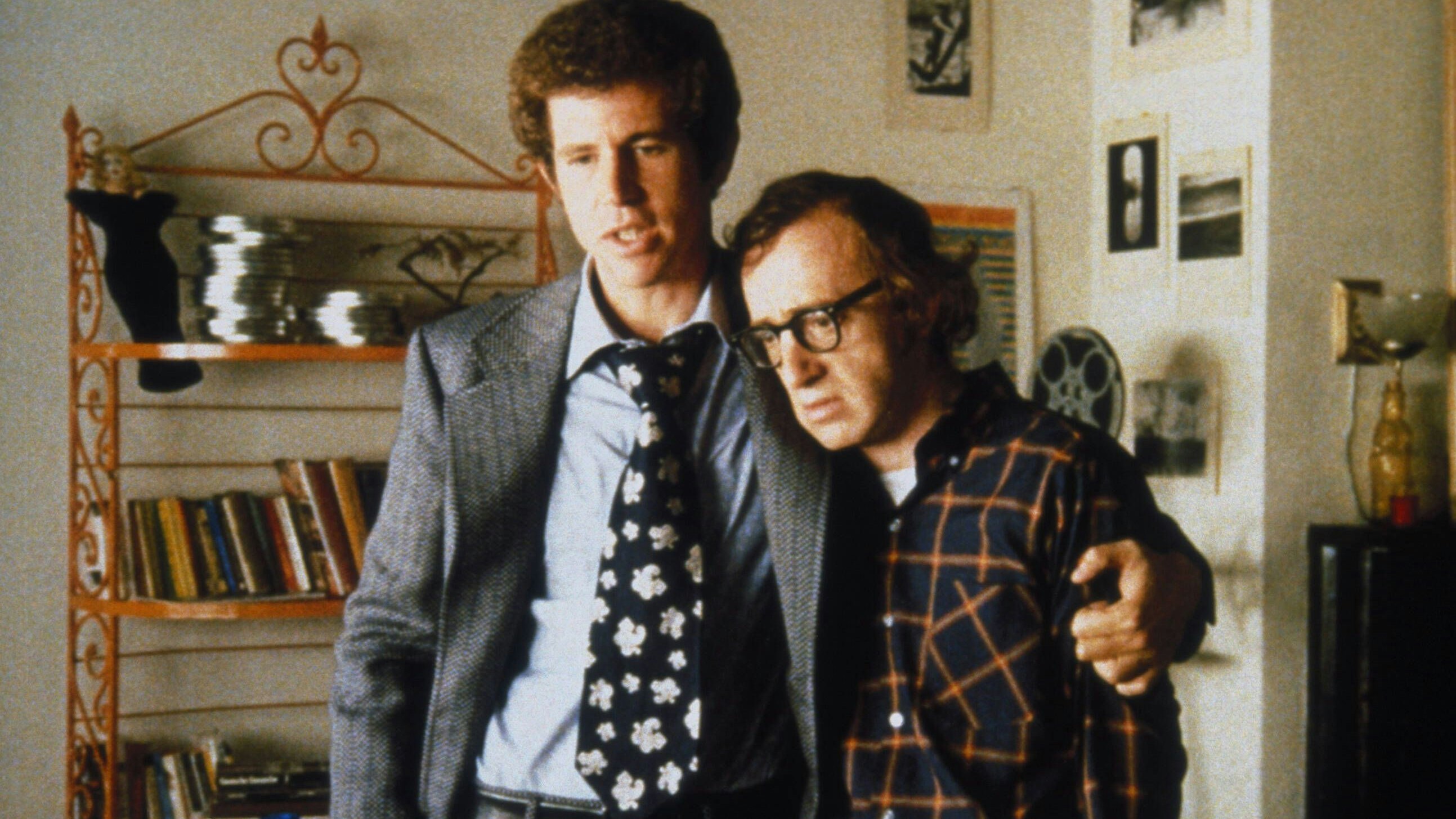 Tony Roberts & Woody Allen Characters: Dick, Allan Film: Play It Again, Sam USA 1972 Director: Herbert Ross 04 May 1972 Mach s noch einmal, Sam Play It Again, Sam, USA 1972, Regie: Herbert Ross Tony Roberts, Woody Allen  machs, Freund trastet, deprimiert, Depression /------- WICHTIG: Nutzung nur redaktionell mit Filmtitelnennung bzw. Berichterstattung ber diesen Film. Buch- und Kalendernutzungen nur nach Absprache. --- IMPORTANT: To be used solely for editorial coverage of this specific motion picture/tv programme PUBLICATIONxINxGERxSUIxAUTxONLY Copyright: ParamountxPicturesxAFxArchivexMaryxEvans 12452047 editorial use only