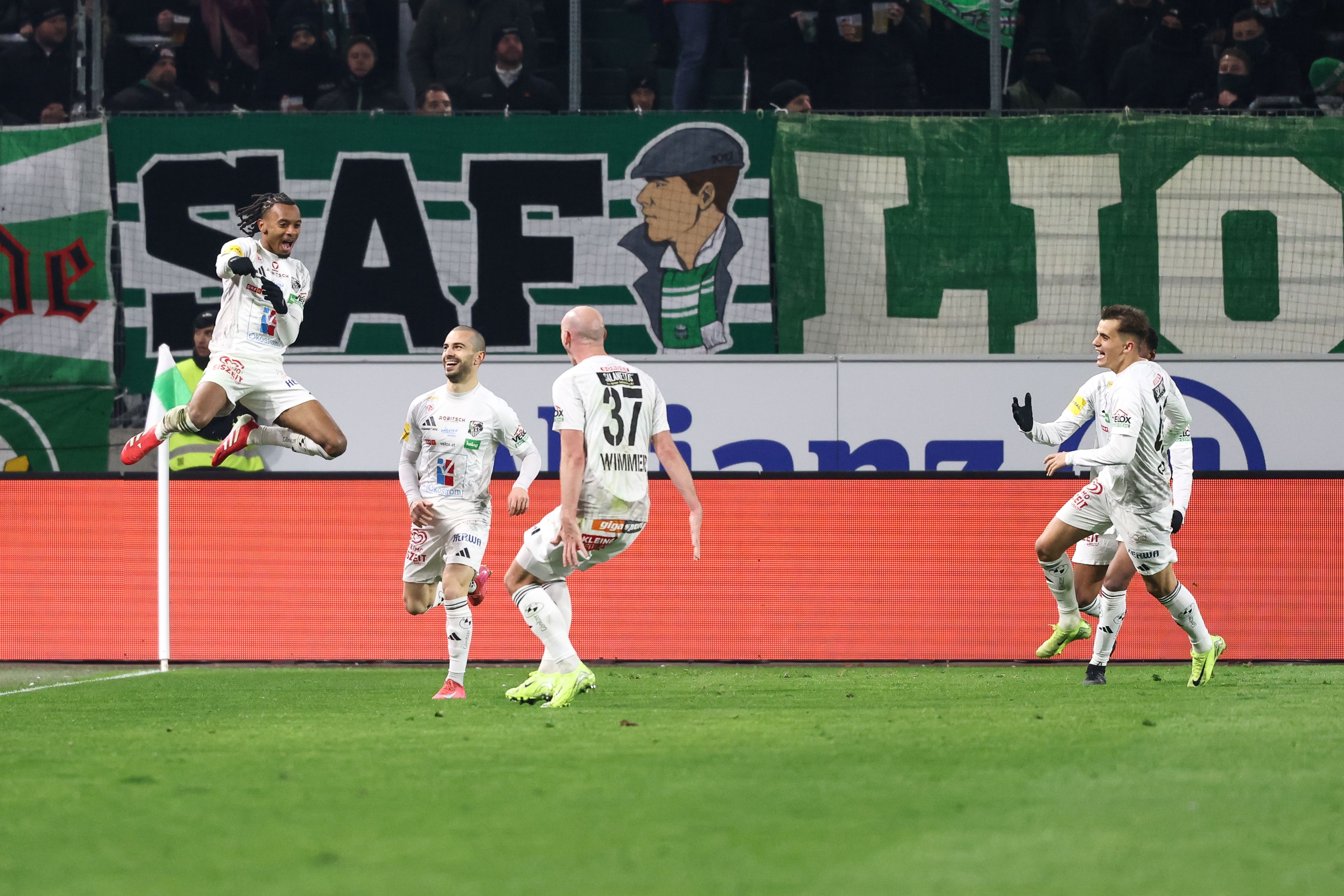 Ex-Rapidler Thierno Ballo jubelt vor dem Block West.