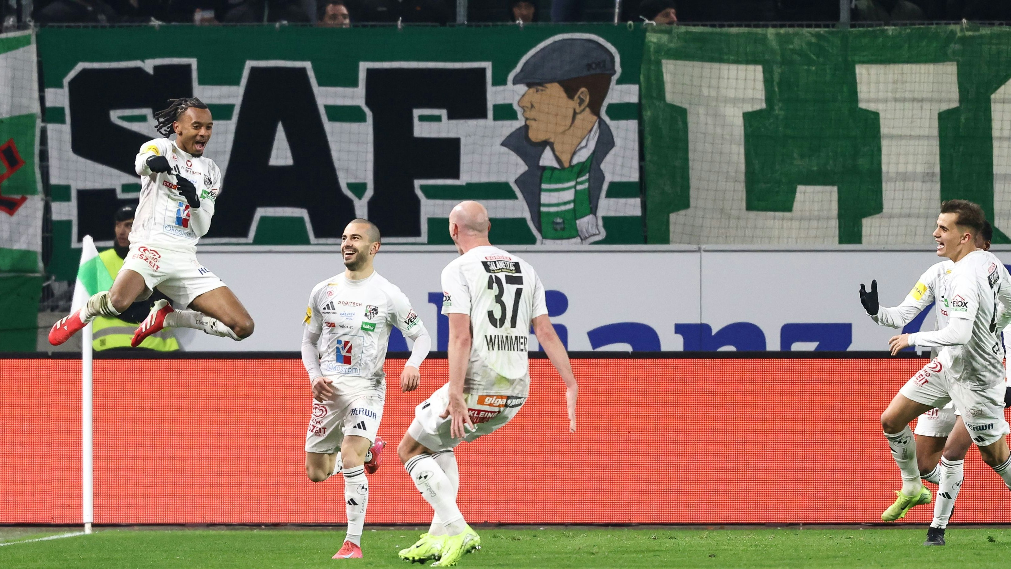 Ex-Rapidler Thierno Ballo jubelt vor dem Block West.