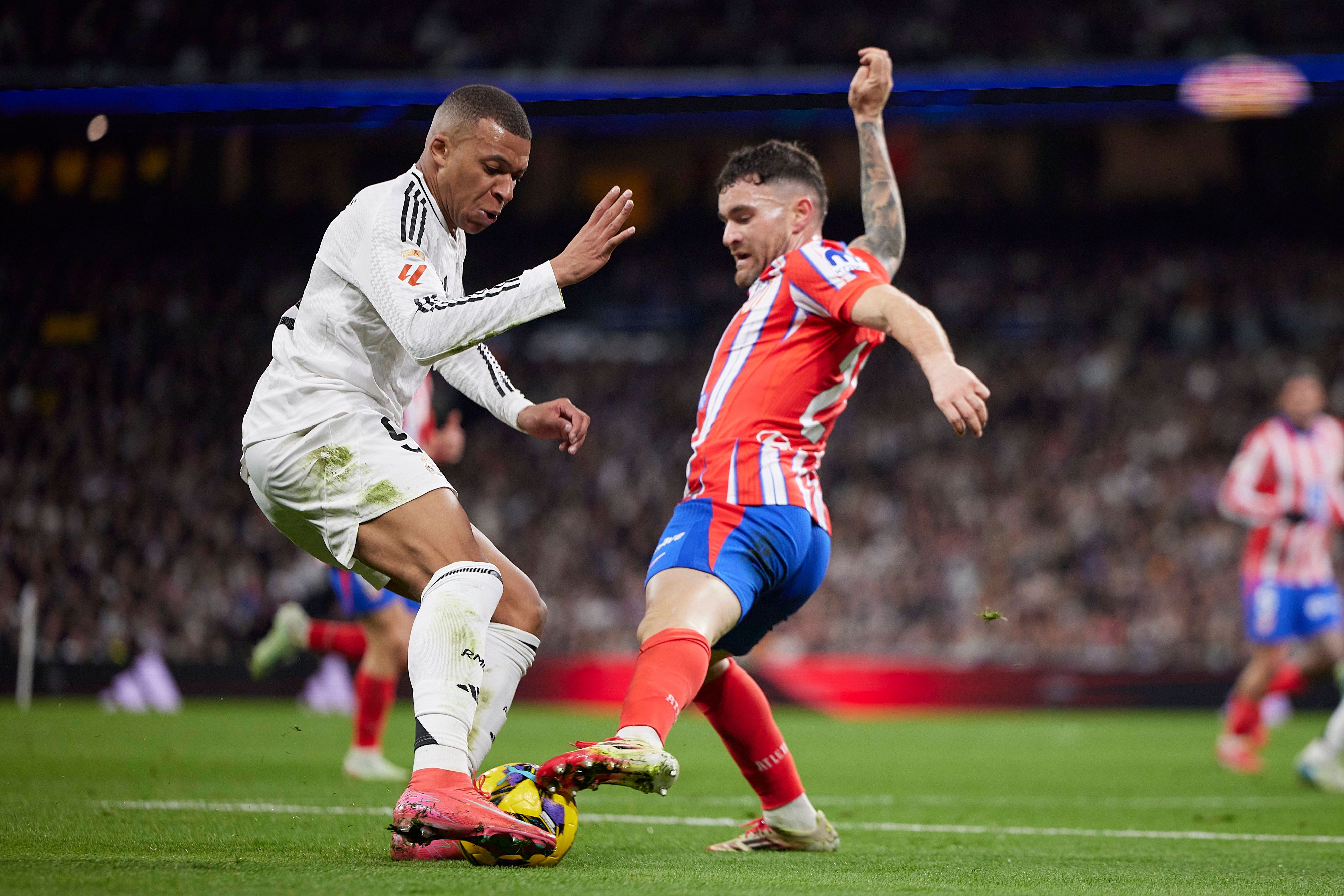 Kylian Mbappe im Zweikampf mit Javi Galan