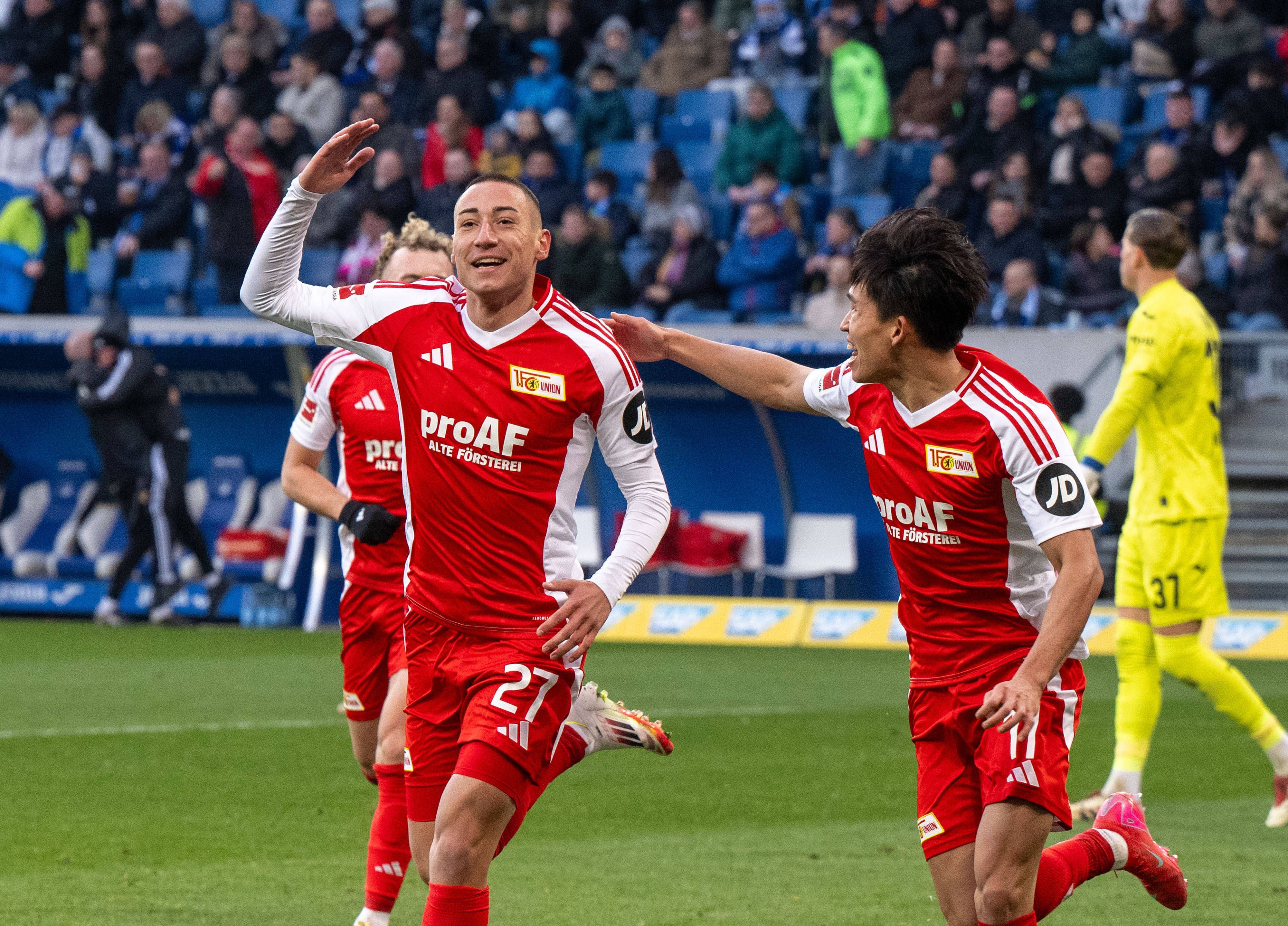 Ex-LASK-Profi Marin Ljubicic jubelt in Sinsheim.