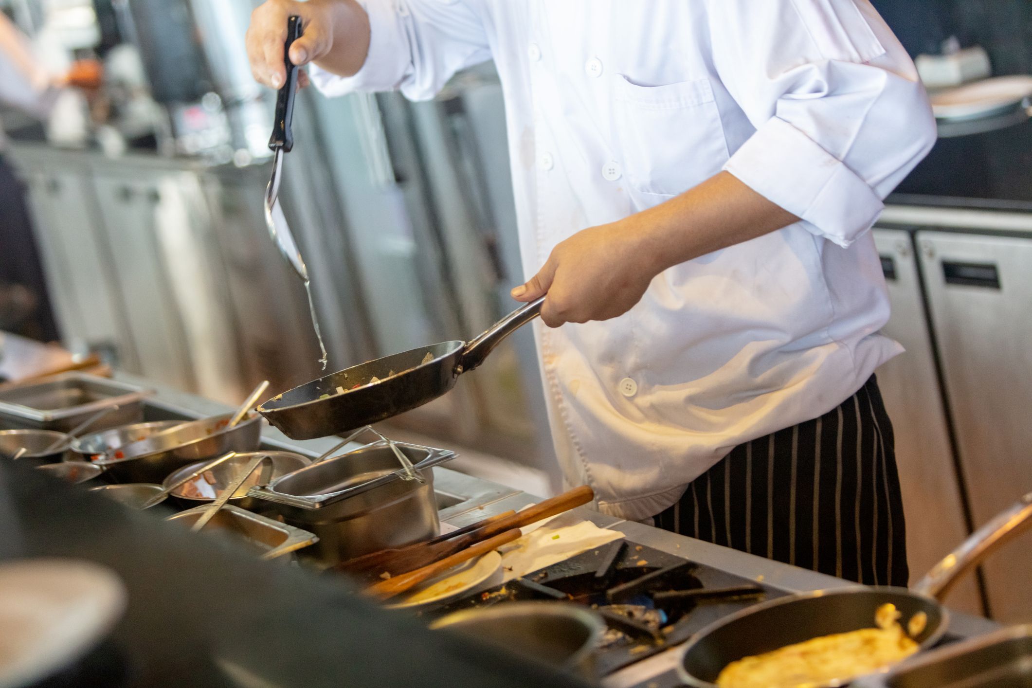 Die Küche eines Linzer Lokals war ihr Arbeitsplatz, bis die Männer gekündigt wurden. (Symbolbild)