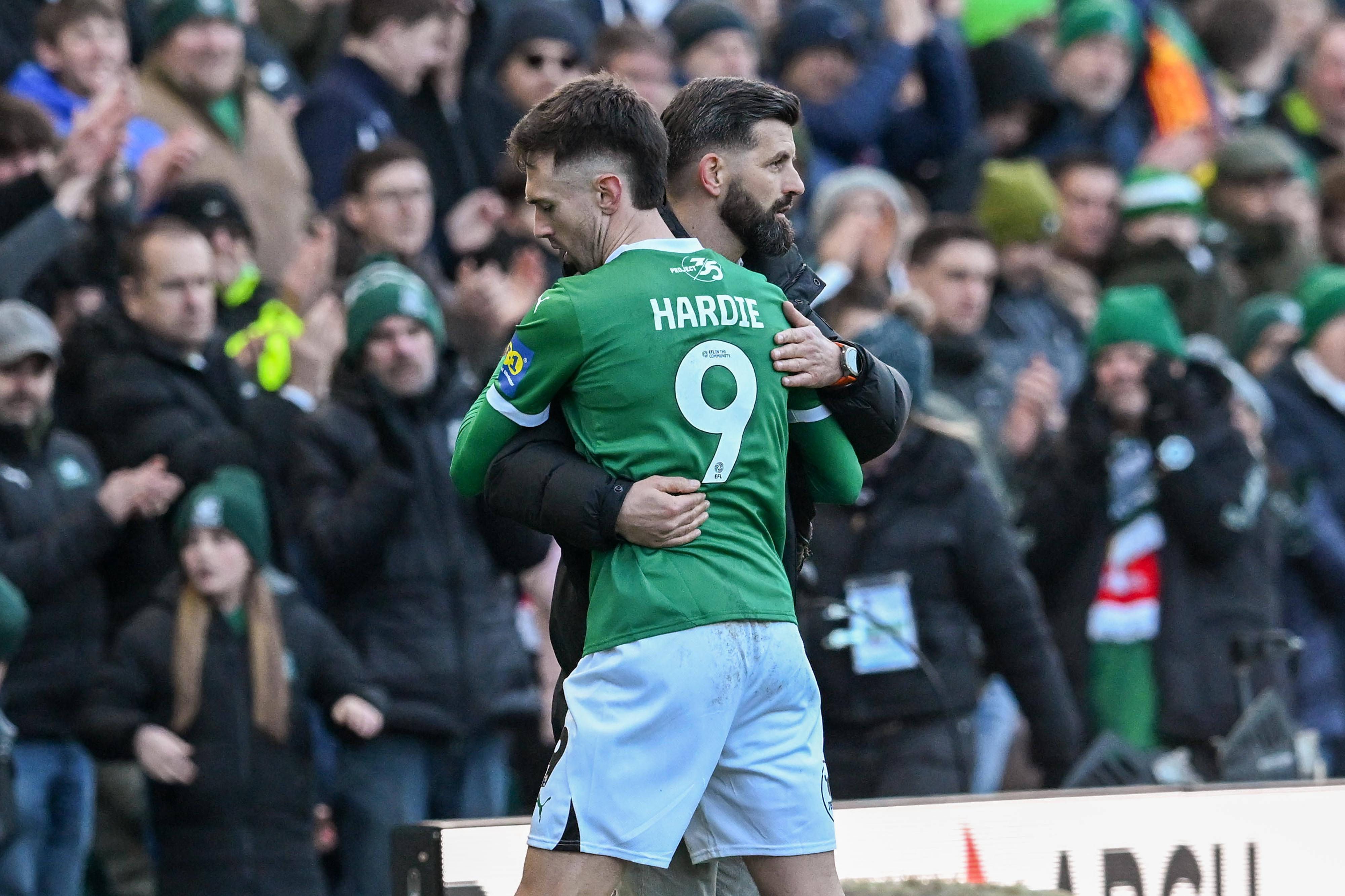 Trainer Muslic beglückwünscht Torschütze Hardie.