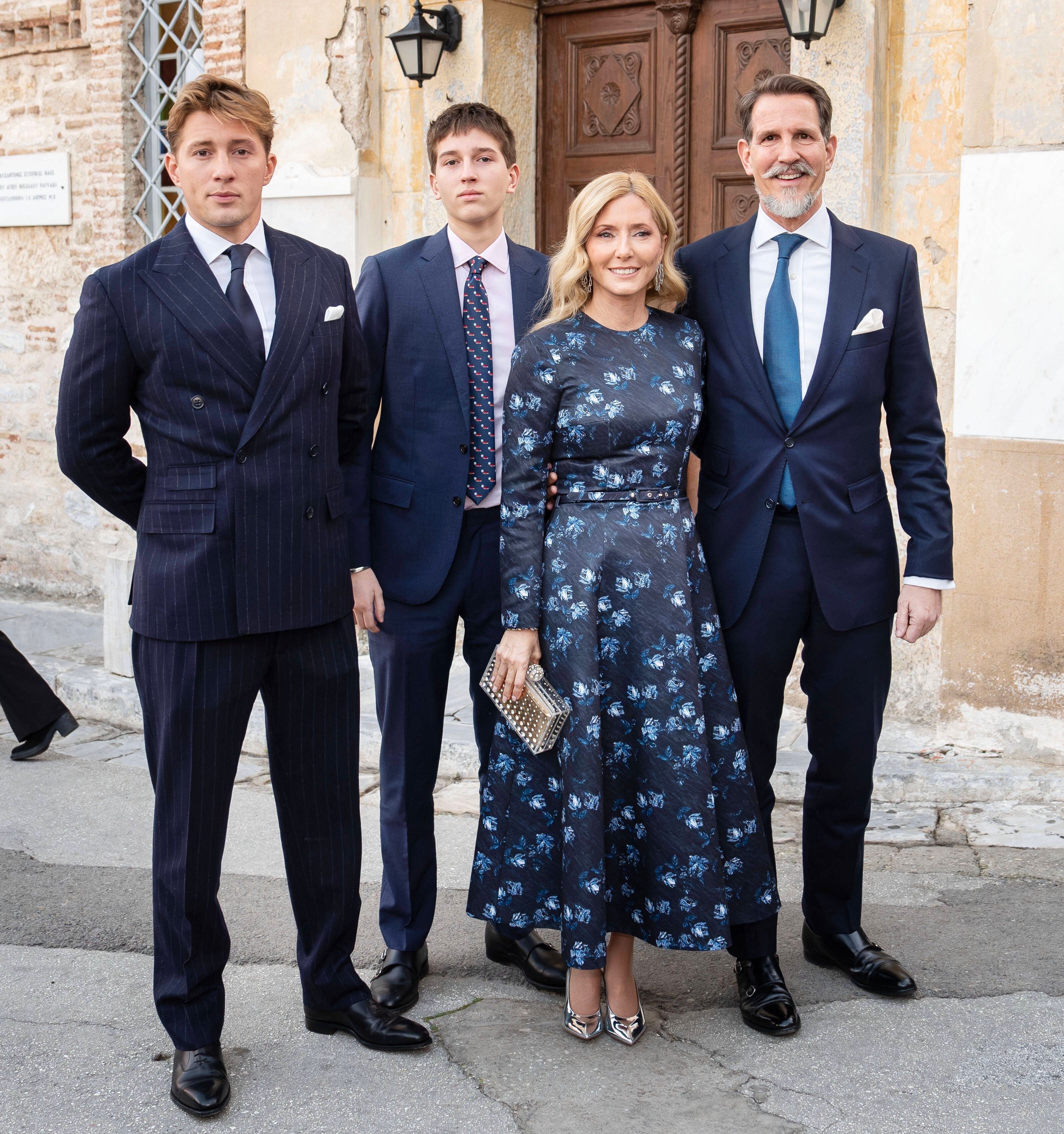 Prinz Konstantinos-Alexios, Prinz Odysseas-Kimon, Kronprinzessin Marie-Chantal und Kronprinz Pavlos (v.l.) bei der Hochzeit von Prinz Nikolaos von Griechenland.