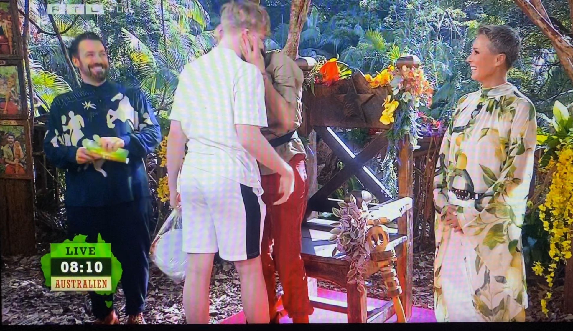 Amadeus überrascht seine Mama im Dschungelcamp.