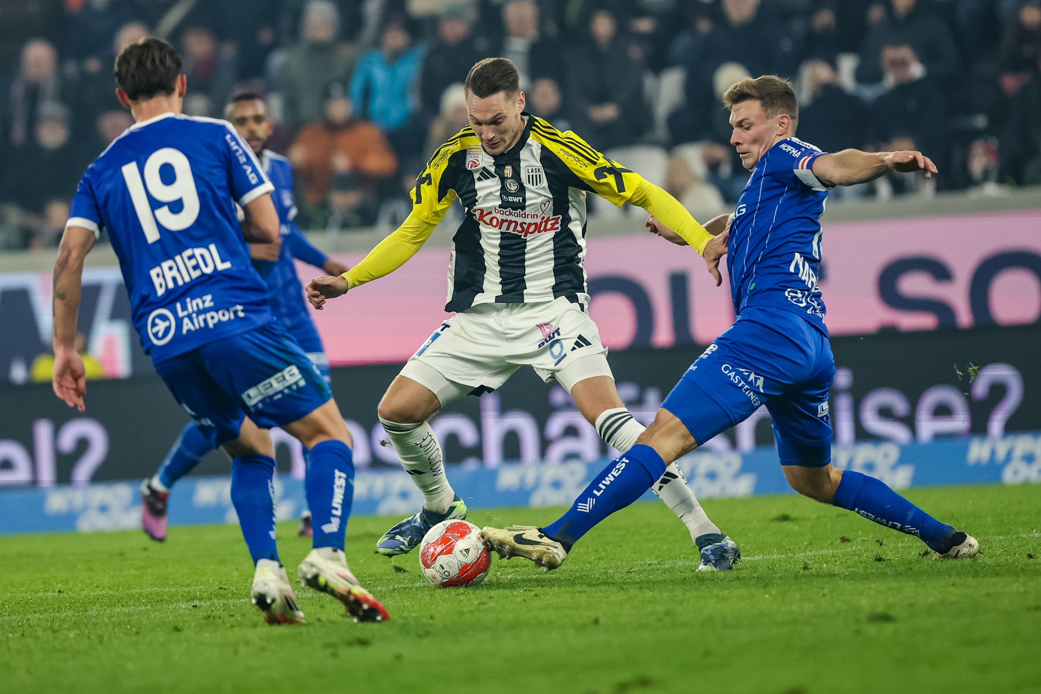 Derby-Fight zwischen dem LASK und Blau-Weiß.
