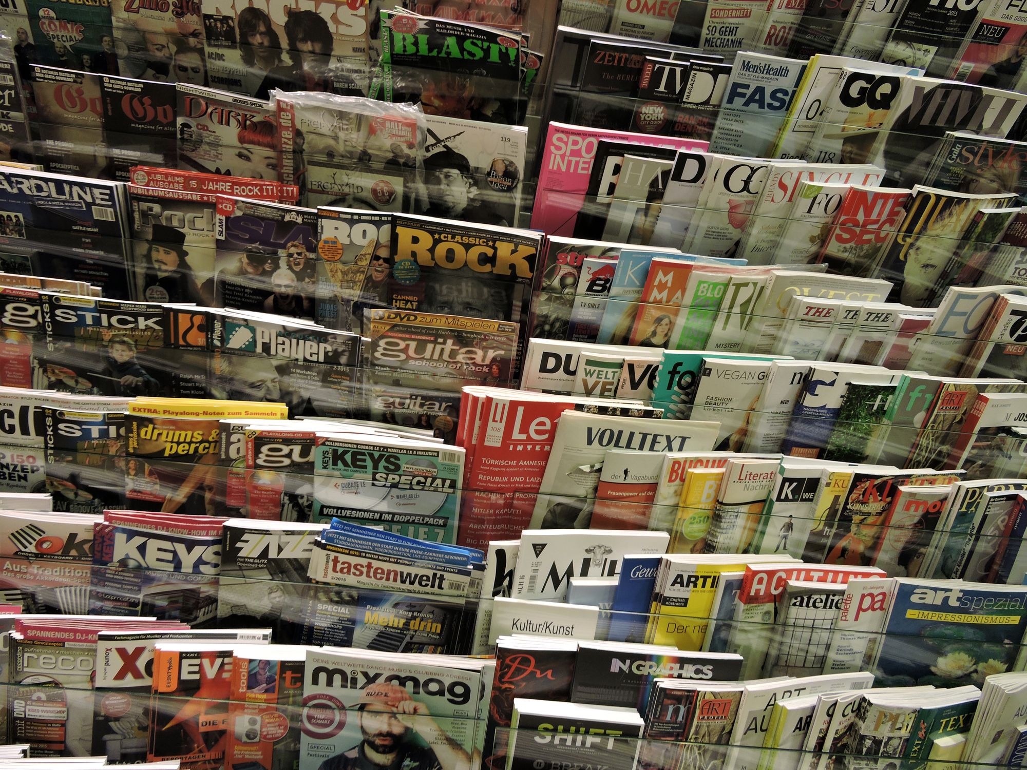 Zeitschriftenvielfalt im Kiosk: Während die 