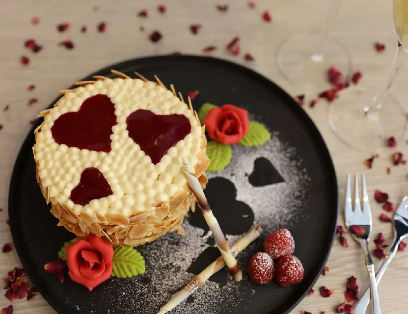Liebe geht (auch) durch den Magen: Vanillecreme-Torte mit Himbeeren