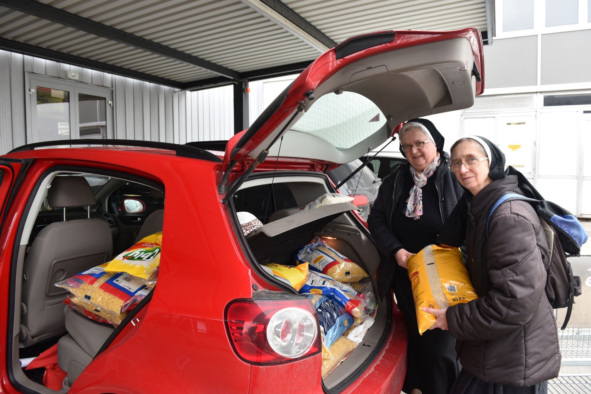 Cornelia Waldbauer und Franziska Bruckner beim Einladen einer Lebensmittelspende.
