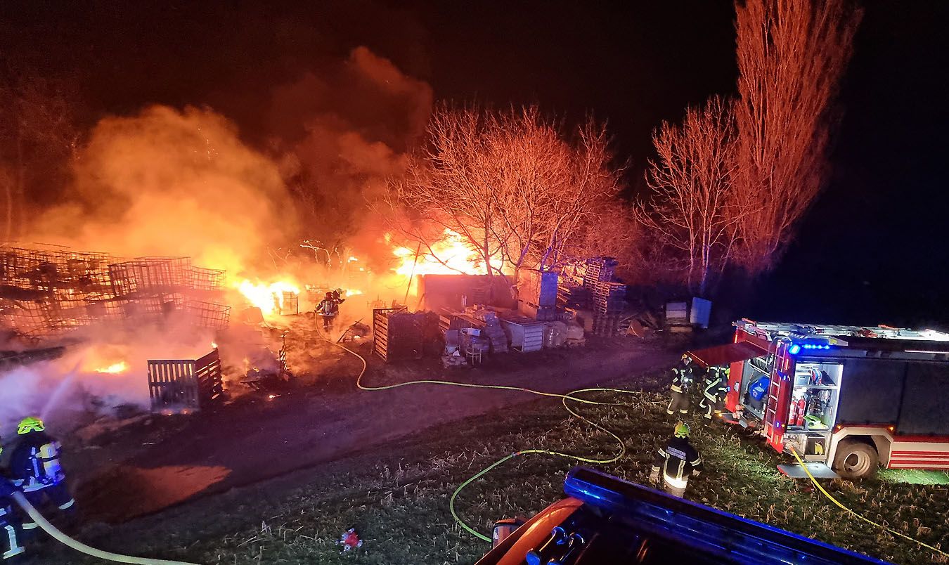 Brand auf einem Lagerplatz in Tribuswinkel im Bezirk Baden