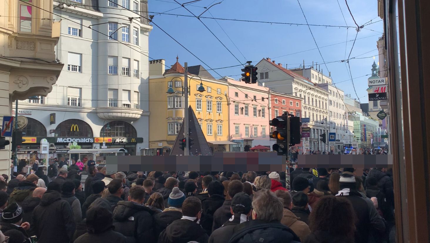 Tausende Menschen sind seit Sonntagnachmittag auf der Straße. Ihr Ziel: das Stadion auf der Linzer Gugl.