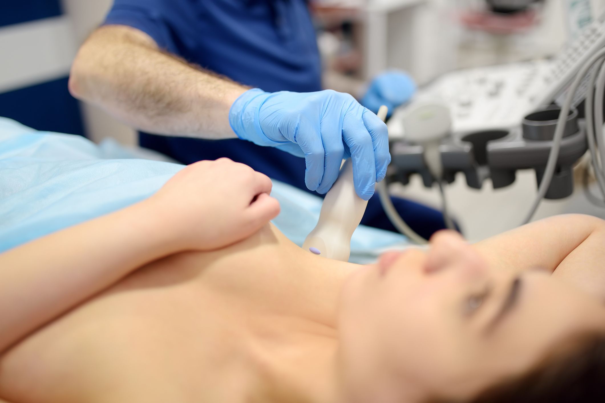 Statt durch Skalpell und Silikon sollen Brüste etwa mit Behandlungen wie Radiofrequenz-Therapie gestrafft oder vergrößert werden.