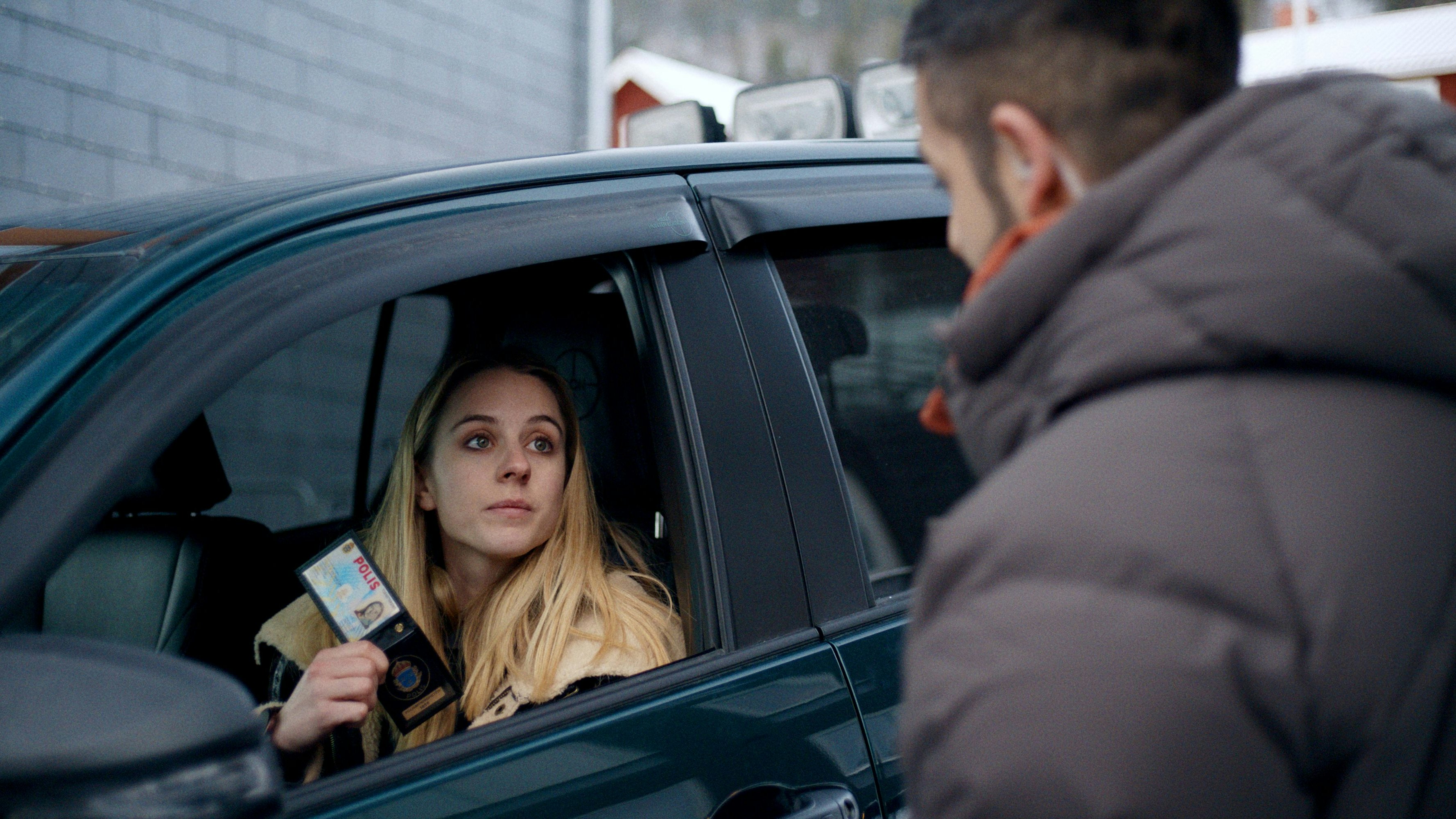 Hanna (Carla Sehn) trifft ihren künftigen Kollegen Daniel Lindskog (Kardo Razzazi) das erste Mal bei einer Fahrzeugkontrolle