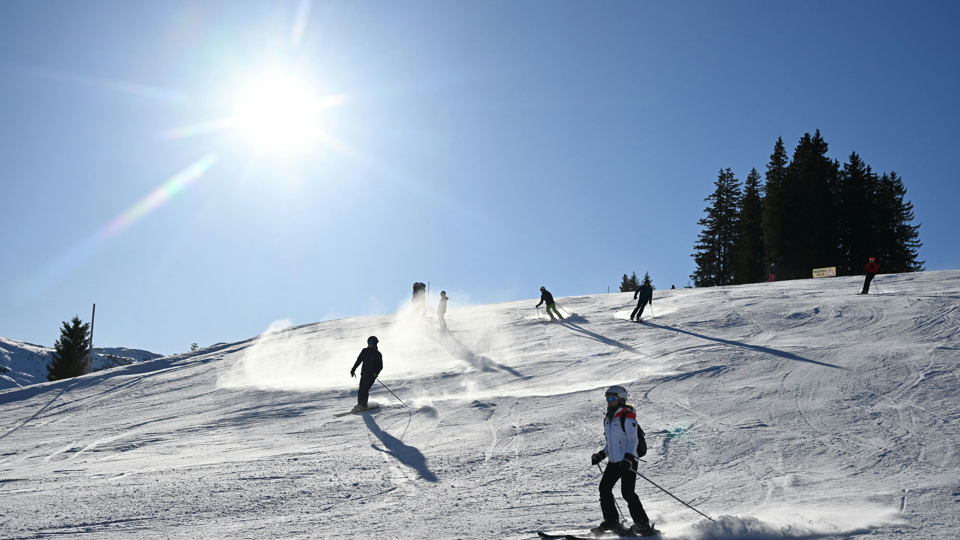 Download von www.picturedesk.com am 10.02.2025 (09:56).  ABD0032_20250203 - SAALBACH-HINTERGLEMM - ÖSTERREICH: ++ THEMENBILD ++ Illustration zu den Themen ?Schnee/Skifahren/Winter/Freizeit/Tourismus? - Tagesskifahrer auf den Pisten des Zwölferkogels in Hinterglemm am Sonntag, 2. Februar 2025. - FOTO: APA/BARBARA GINDL - 20250202_PD18479 - Rechteinfo: Rights Managed (RM)