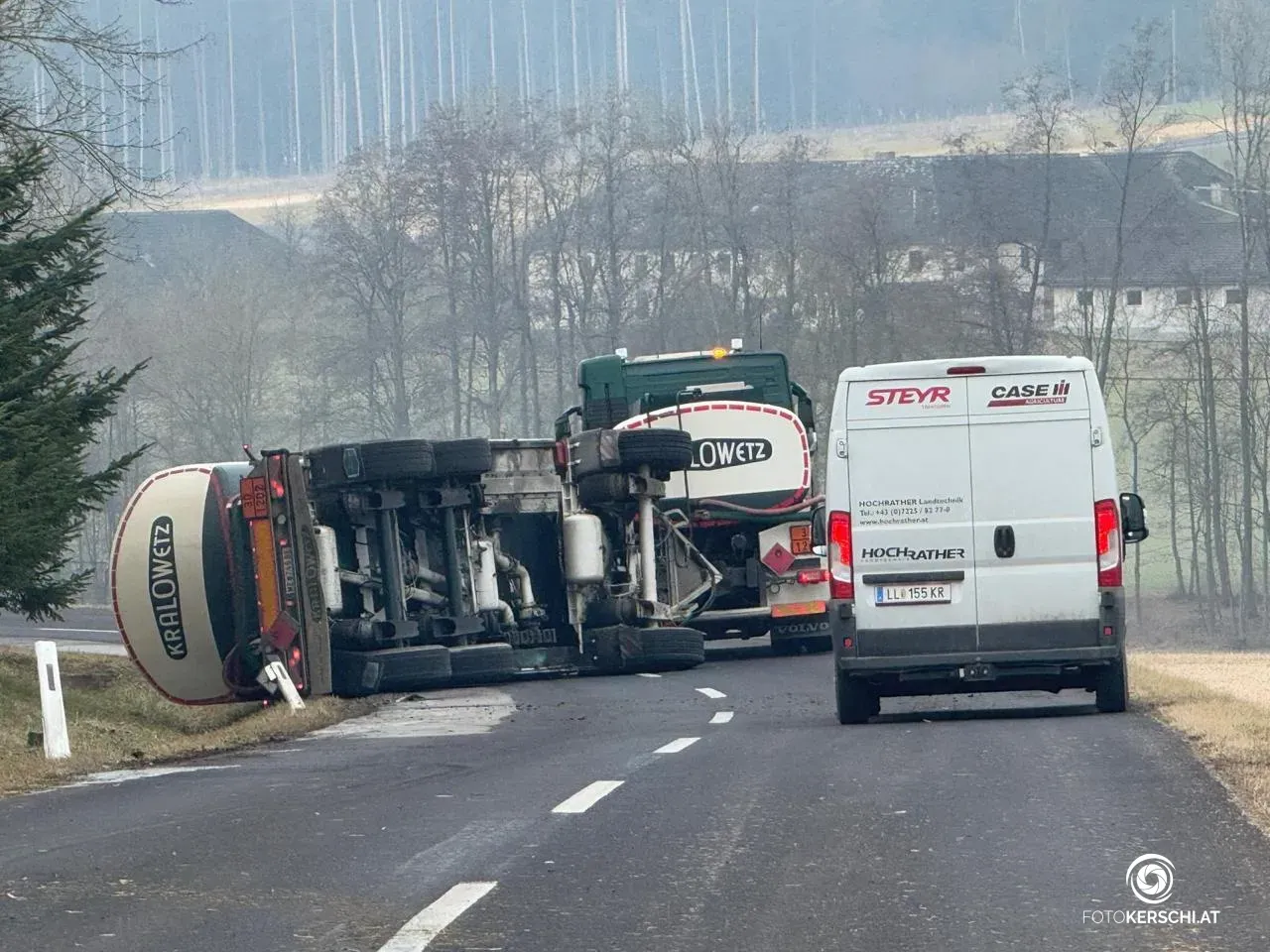 Liegt quer über die Straße: der umgestürzte Tankanhänger im Bezirk Linz-Land.