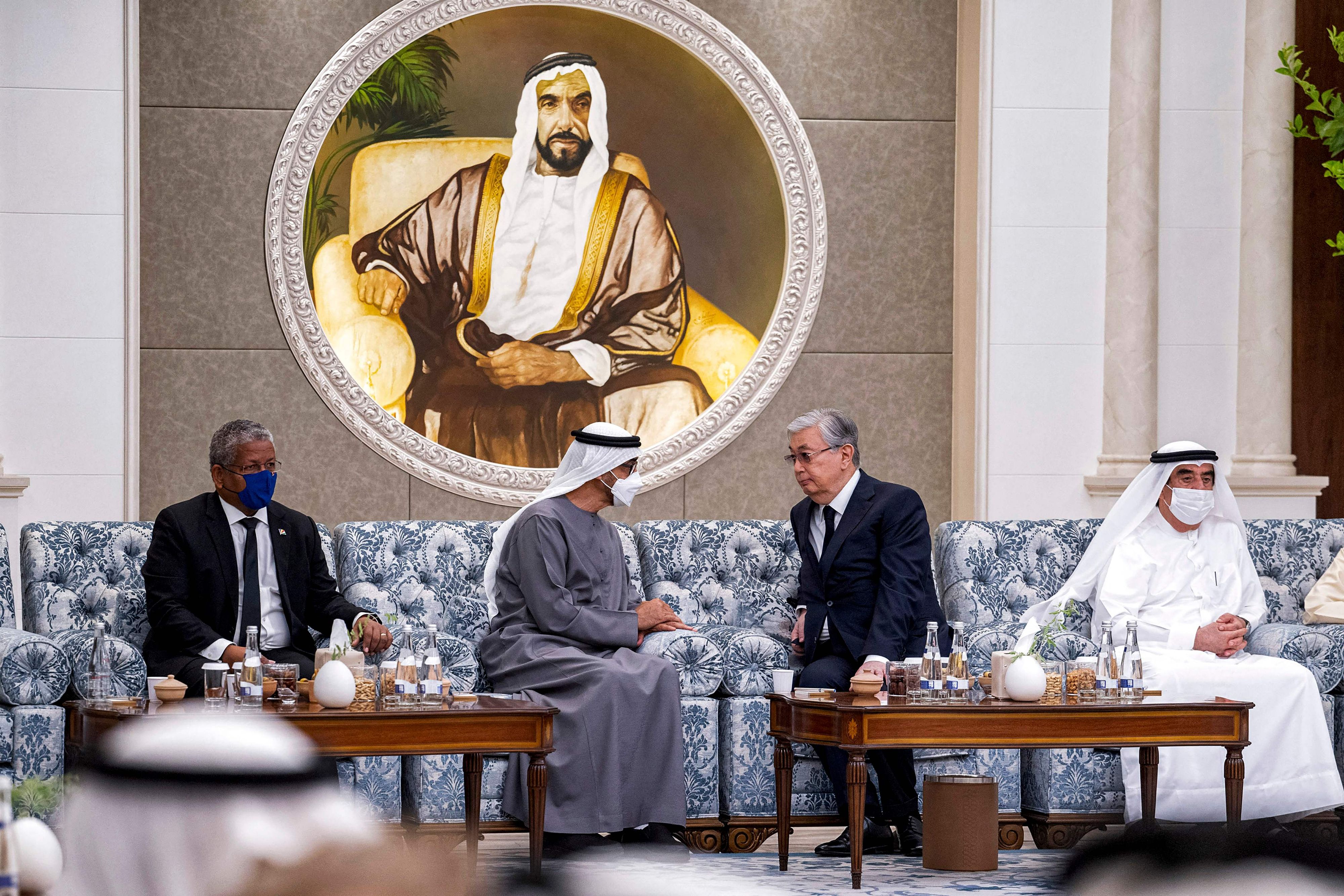 Energiegeber: Kasachstan-Präsident Kassym-Jomart Tokayev mit Scheich Mohamed bin Zayed al-Nahyan, Herrscher von Abu Dhabi, auf einem Meeting 2022