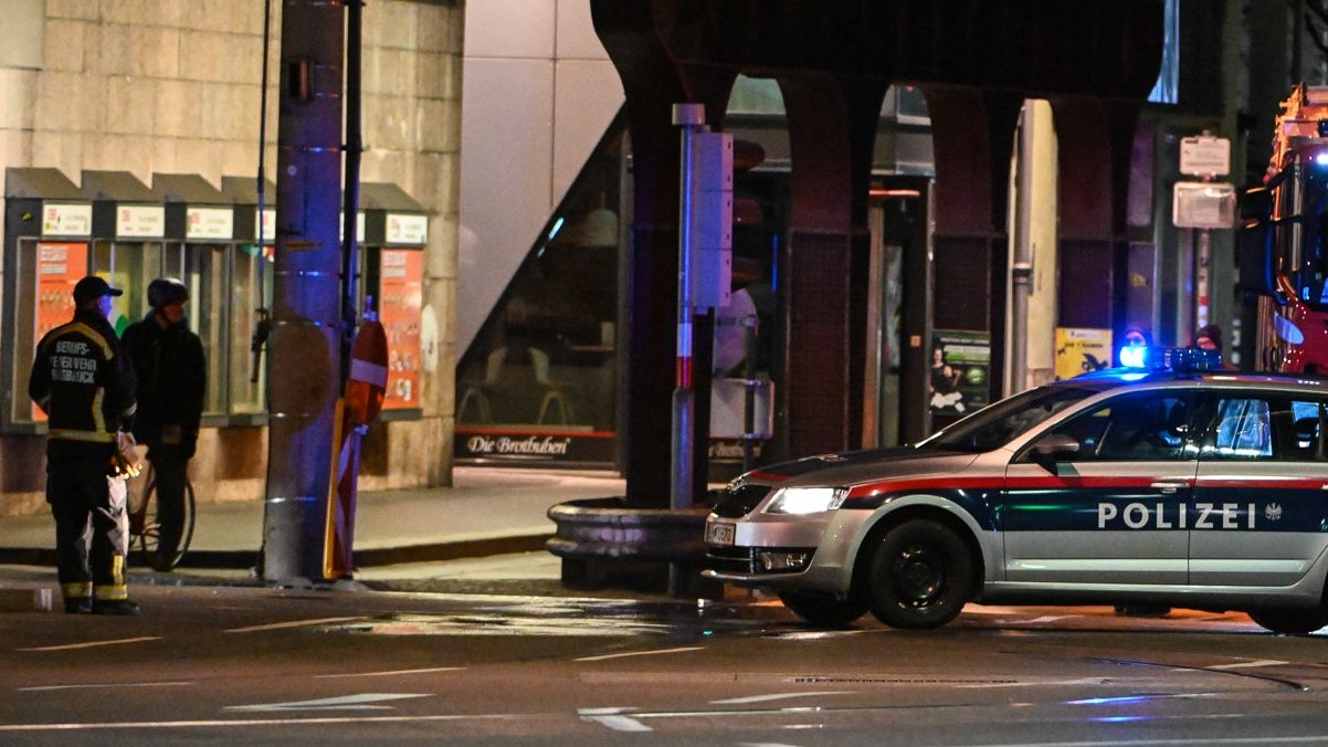 Download von www.picturedesk.com am 10.02.2025 (13:23).  ABD0010_20181125 - INNSBRUCK - ÖSTERREICH: ZU APA0049 VOM 25.11.2018 - Zu einer tödlichen Messerattacke ist es in der Nacht auf Sonntag, 25. November 2018 in Innsbruck gekommen. Ein 21-jähriger Einheimischer wurde laut ersten Informationen der Polizei unvermittelt von einem bisher Unbekannten am Hals verletzt. Im Bild der Tatort in Innsbruck. - FOTO: APA/WWW.ZEITUNGSFOTO.AT - 20181125_PD0669 - Rechteinfo: Rights Managed (RM)