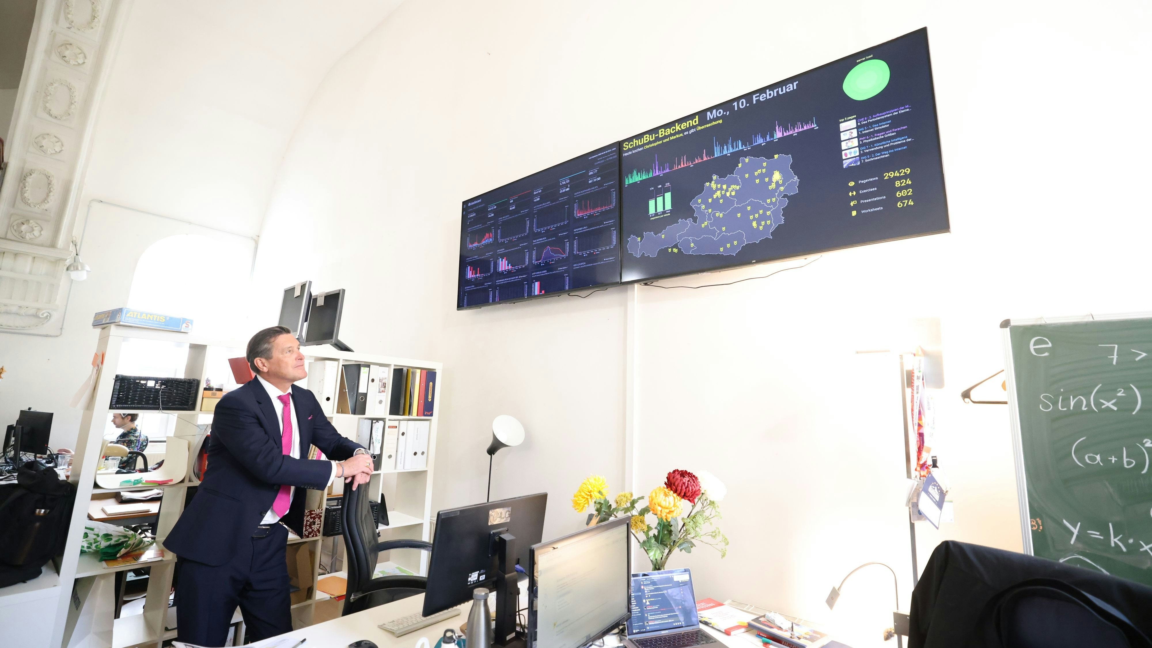 Wirtschafts-Stadtrat Peter Hanke stattete dem Verlag "SchuBu" einen Besuch ab.