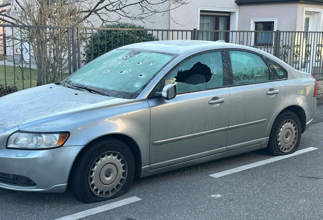 Ärger in Floridsdorf – vor einem Kindergarten stand ein völlig verunstalteter Wagen.