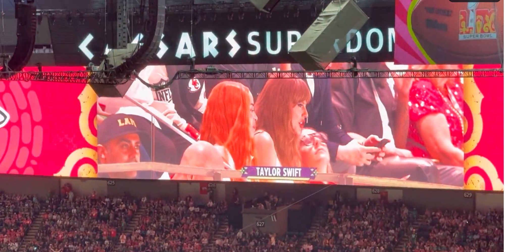 Taylor Swift wird auf der Leinwand gezeigt – und ausgebuht.