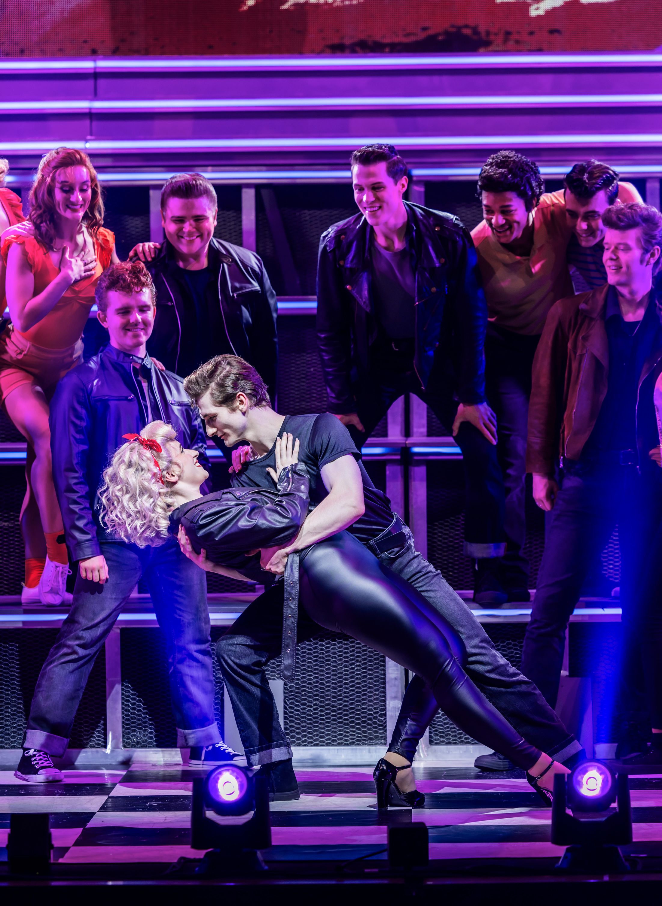 Lottie Power als Sandy und Danny Nattrass als Danny.