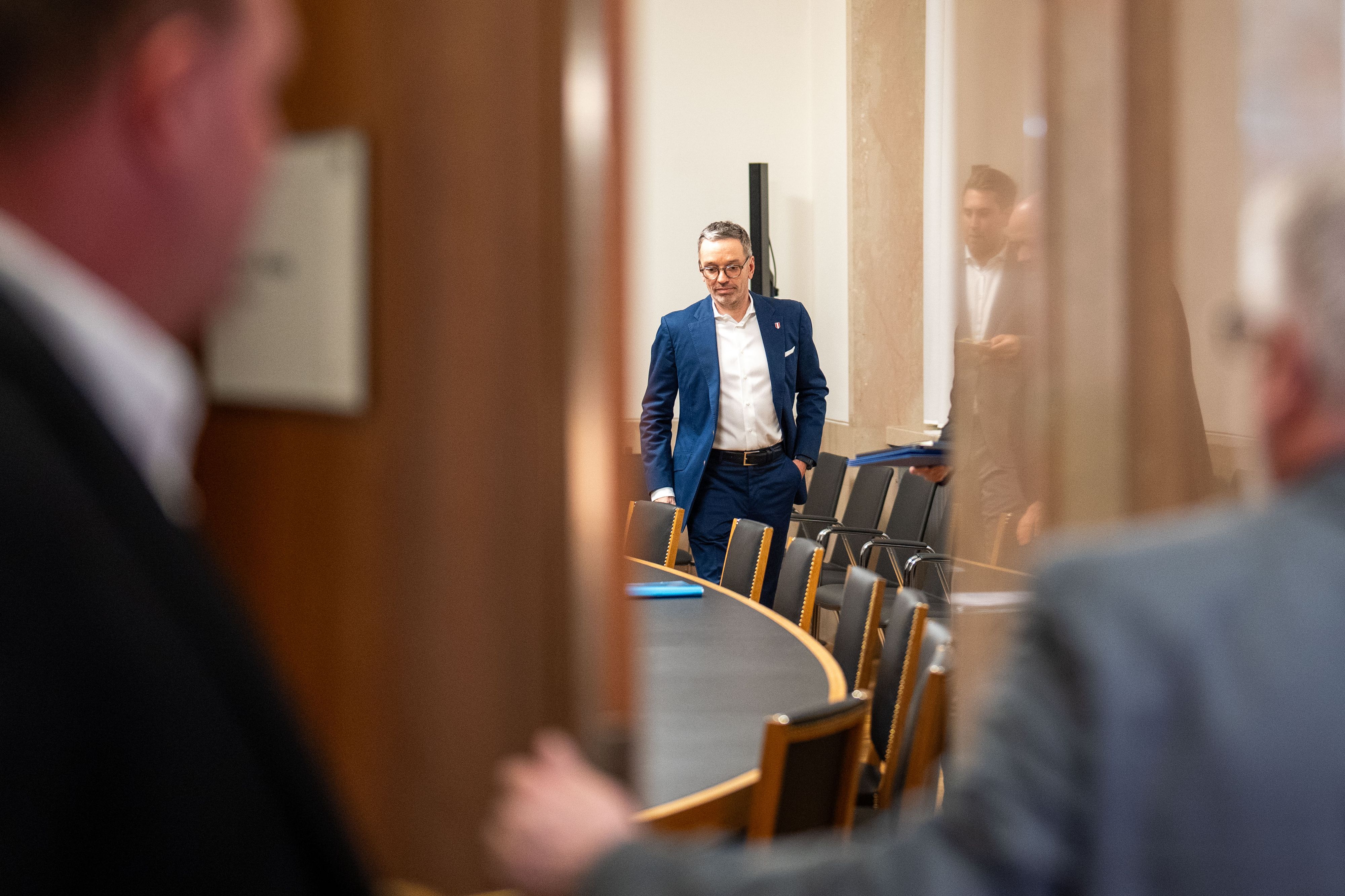 Im Parlament steigt das blau-schwarze Krisentreffen.