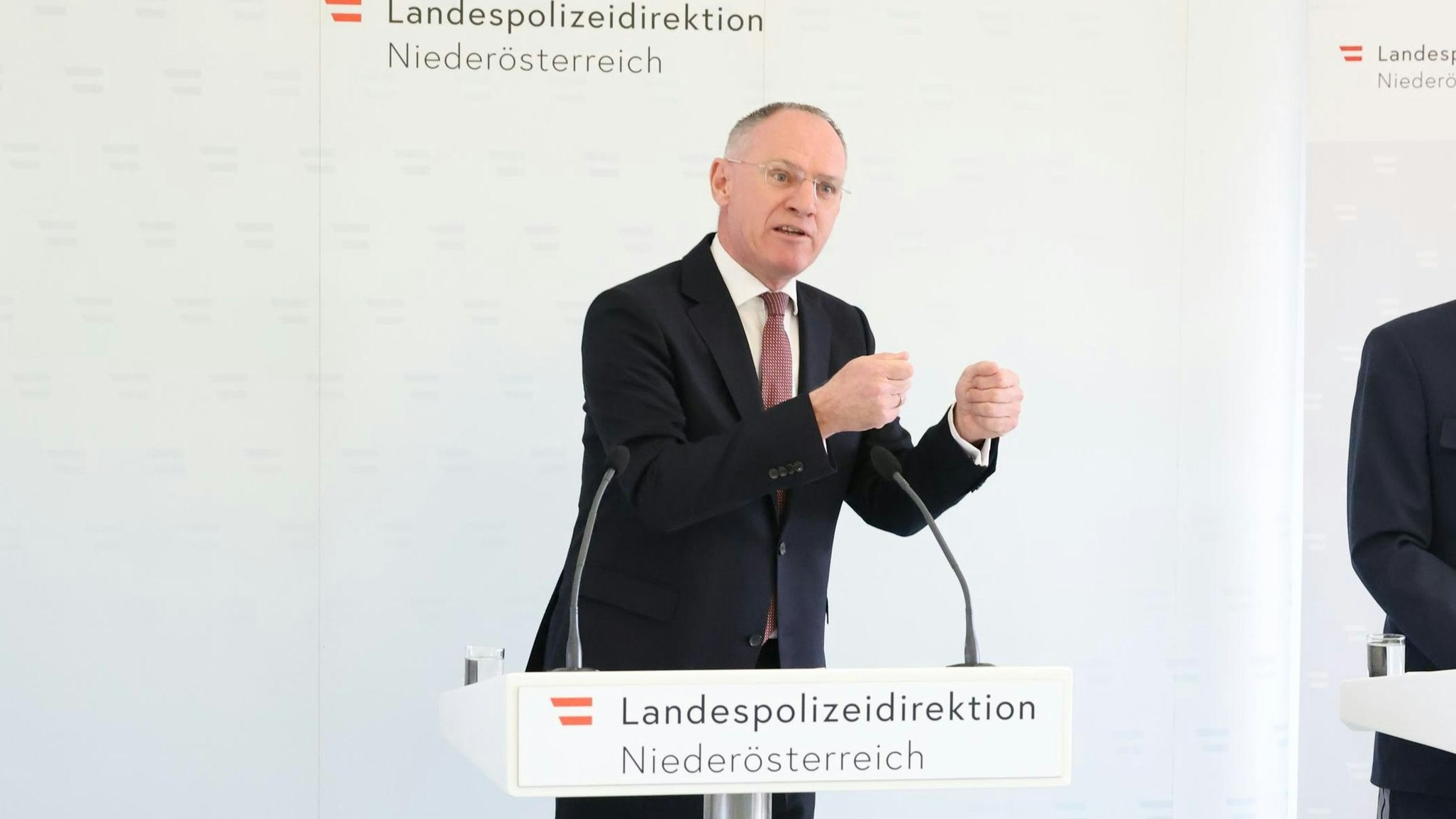 Innenminister Gerhard Karner (ÖVP) äußerte sich am Rande einer Pressekonferenz zu den Koalitionsverhandlungen.