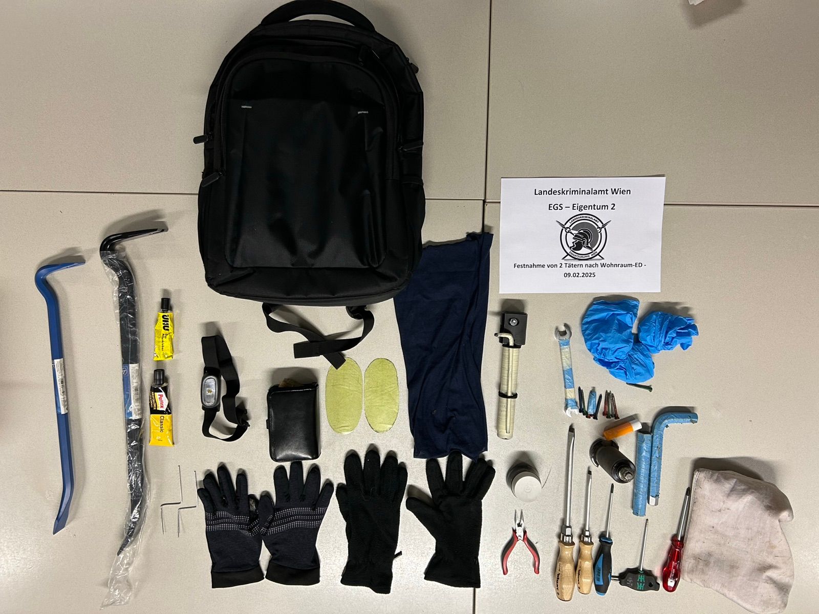 Beamte der LPD Wien nahmen zwei mutmaßliche Einbrecher fest und stellten szenetypische Gegenstände sicher. 